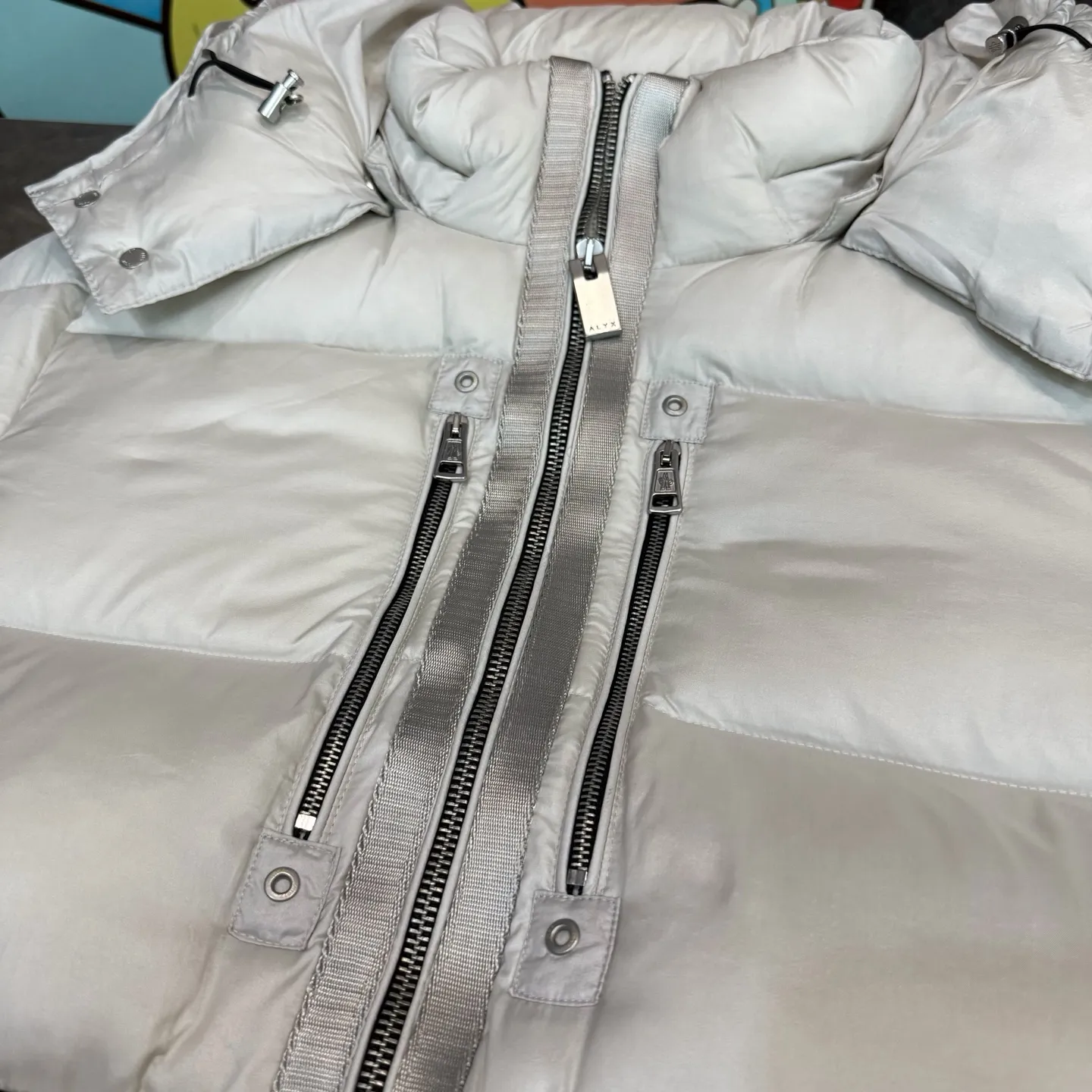 P1040 model number Y158 Meng Mouth joint 1017ALYX9SM hooded webbing down jacket Victoria Victoria's same model Celebrity upper body Heavy industry down jacket ⚠️Guangzhou Inspection International Standard 90% white duck down 10% Feather filling degree is high MONCLER's first cooperation with a functional street brand to reshape the classic design Original consistent customized hardware accessories Highly recommended Mainly recommended style Multi-hidden pocket design throughout the body Detachable hat technology, classic style that will never go out of style. The pictures are all real shots without beauty filters. Buy with confidence ~ Color: Black, White Apricot, Size: S M L XL
