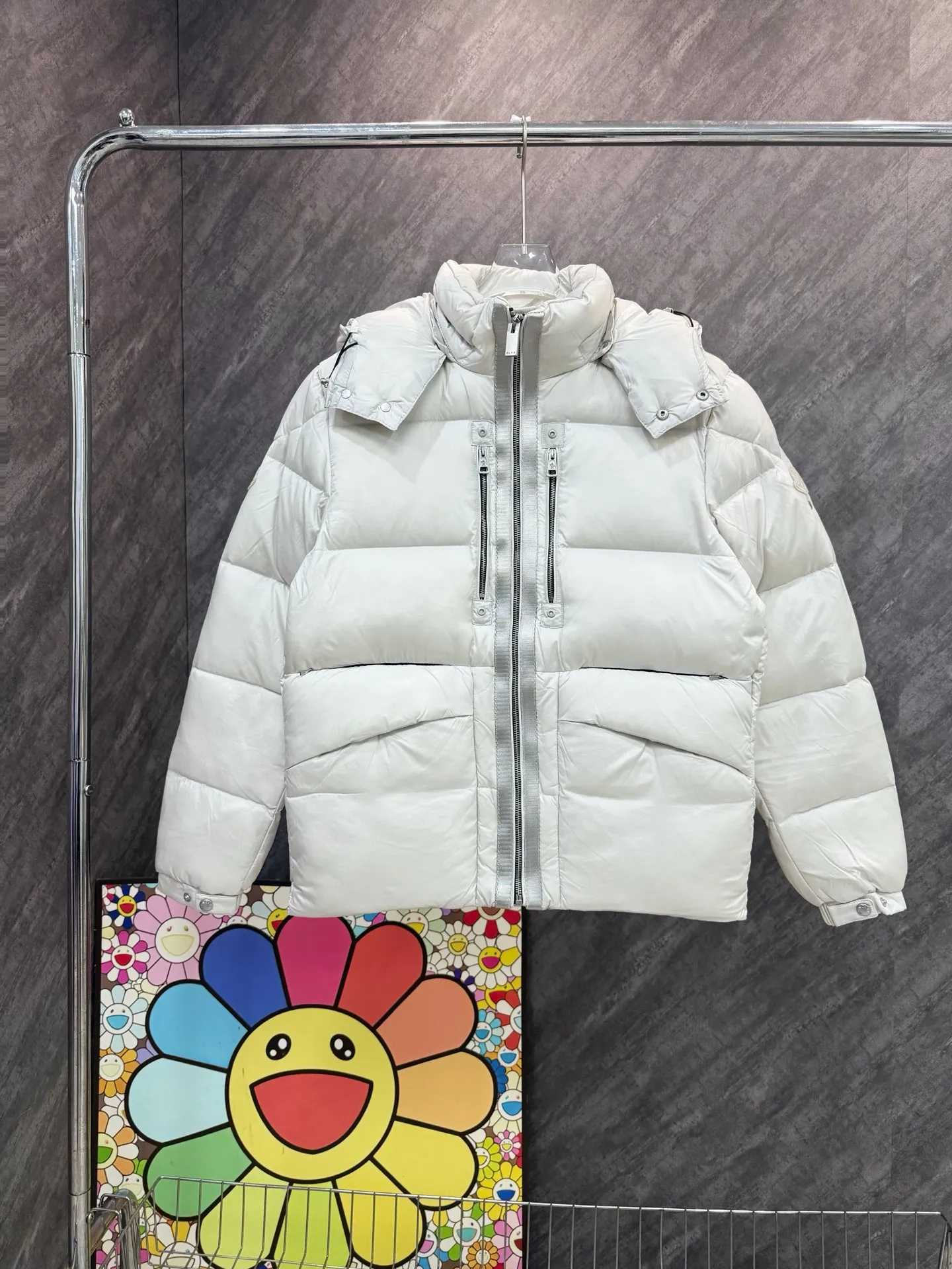 P1040 model number Y158 Meng Mouth joint 1017ALYX9SM hooded webbing down jacket Victoria Victoria's same model Celebrity upper body Heavy industry down jacket ⚠️Guangzhou Inspection International Standard 90% white duck down 10% Feather filling degree is high MONCLER's first cooperation with a functional street brand to reshape the classic design Original consistent customized hardware accessories Highly recommended Mainly recommended style Multi-hidden pocket design throughout the body Detachable hat technology, classic style that will never go out of style. The pictures are all real shots without beauty filters. Buy with confidence ~ Color: Black, White Apricot, Size: S M L XL