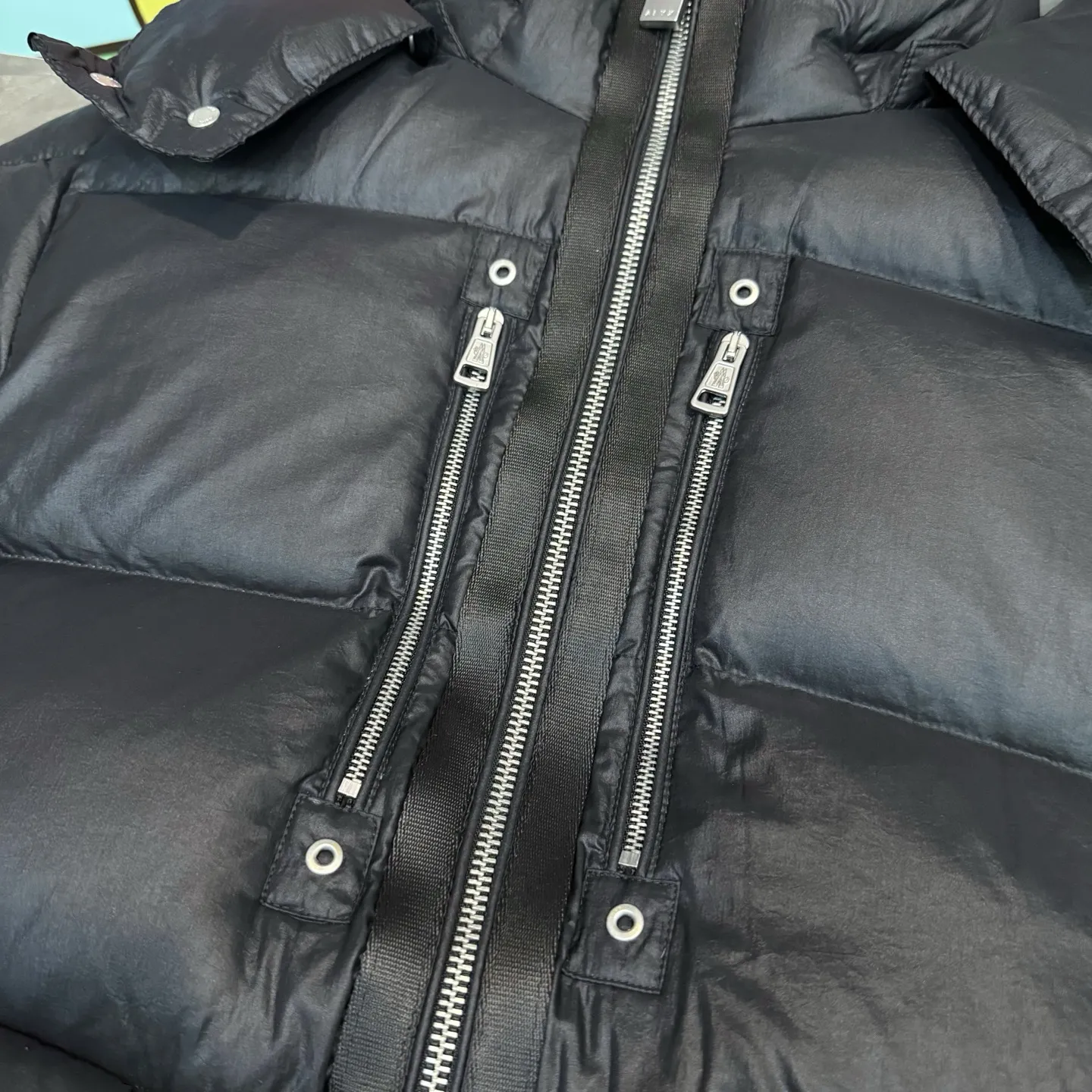 P1040 model number Y158 Meng Mouth joint 1017ALYX9SM hooded webbing down jacket Victoria Victoria's same model Celebrity upper body Heavy industry down jacket ⚠️Guangzhou Inspection International Standard 90% white duck down 10% Feather filling degree is high MONCLER's first cooperation with a functional street brand to reshape the classic design Original consistent customized hardware accessories Highly recommended Mainly recommended style Multi-hidden pocket design throughout the body Detachable hat technology, classic style that will never go out of style. The pictures are all real shots without beauty filters. Buy with confidence ~ Color: Black, White Apricot, Size: S M L XL