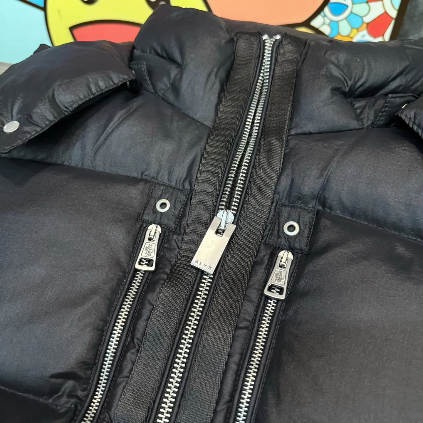 P1040 model number Y158 Meng Mouth joint 1017ALYX9SM hooded webbing down jacket Victoria Victoria's same model Celebrity upper body Heavy industry down jacket ⚠️Guangzhou Inspection International Standard 90% white duck down 10% Feather filling degree is high MONCLER's first cooperation with a functional street brand to reshape the classic design Original consistent customized hardware accessories Highly recommended Mainly recommended style Multi-hidden pocket design throughout the body Detachable hat technology, classic style that will never go out of style. The pictures are all real shots without beauty filters. Buy with confidence ~ Color: Black, White Apricot, Size: S M L XL