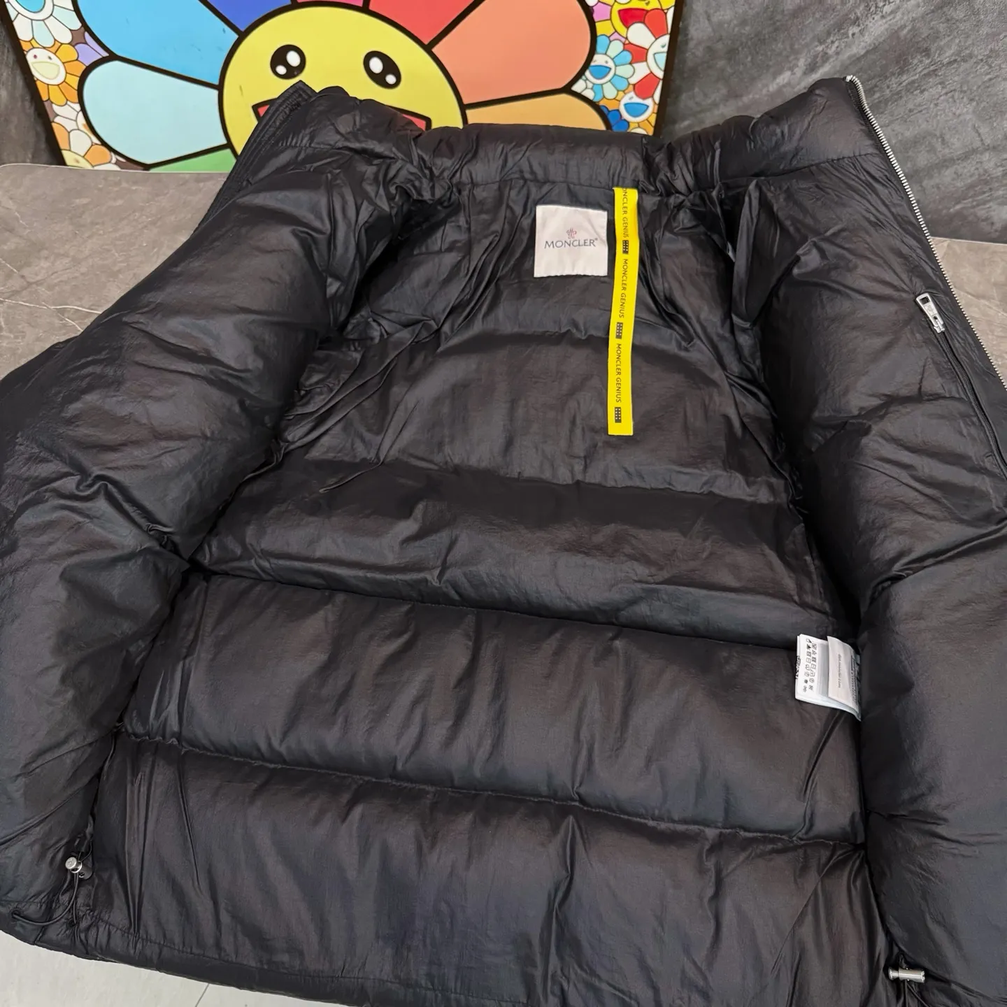 P1040 model number Y158 Meng Mouth joint 1017ALYX9SM hooded webbing down jacket Victoria Victoria's same model Celebrity upper body Heavy industry down jacket ⚠️Guangzhou Inspection International Standard 90% white duck down 10% Feather filling degree is high MONCLER's first cooperation with a functional street brand to reshape the classic design Original consistent customized hardware accessories Highly recommended Mainly recommended style Multi-hidden pocket design throughout the body Detachable hat technology, classic style that will never go out of style. The pictures are all real shots without beauty filters. Buy with confidence ~ Color: Black, White Apricot, Size: S M L XL