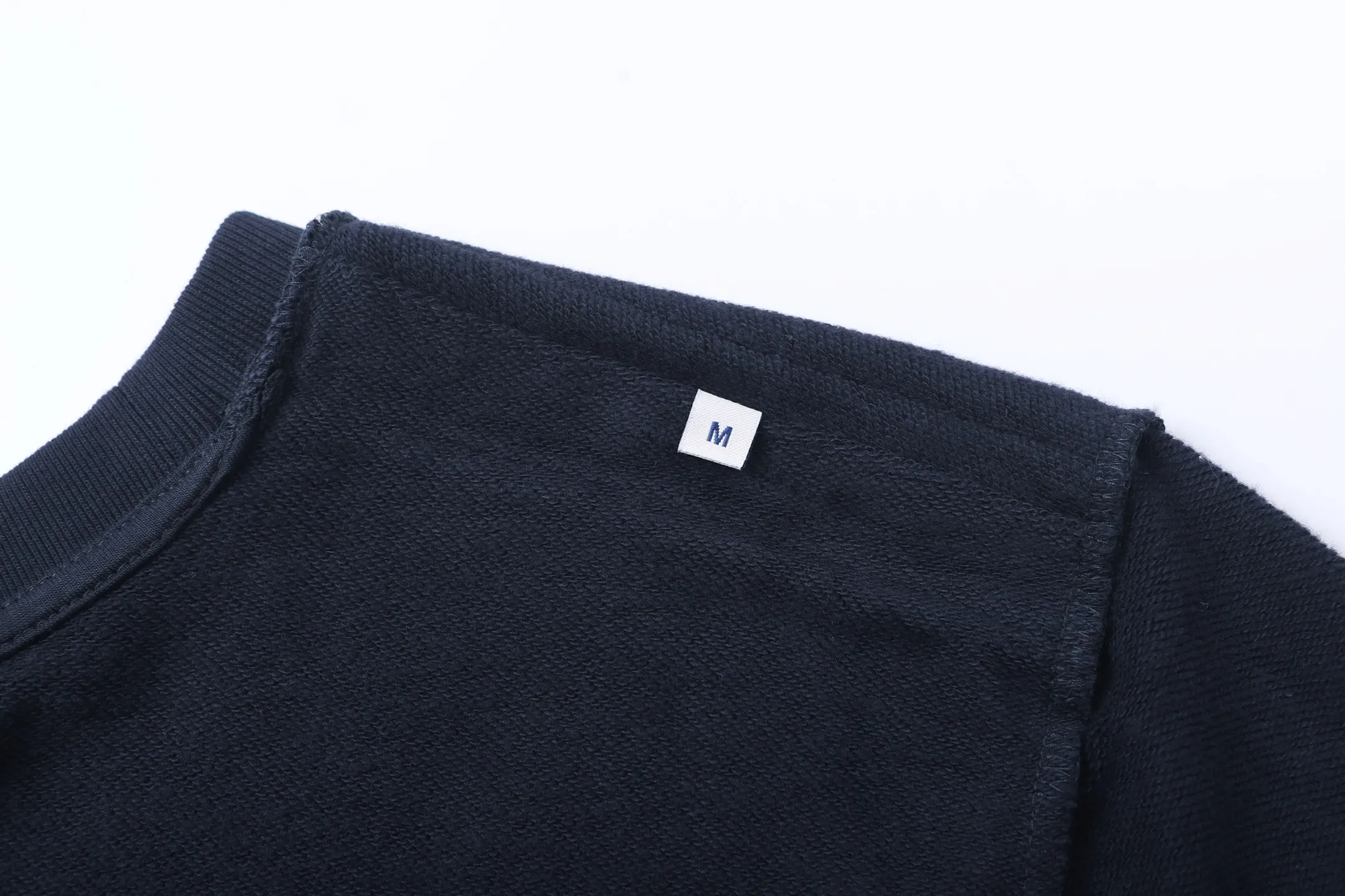 P370 MONCLER round neck logo cotton long-sleeved sweatshirt ●Authentic 5400 purchase and development ●320g multi-thread sweatshirt velvet 100% cotton ●400g 1*1 fashion brand rib ●280g shoulder double-sided strapping ●Fabric enzyme washing ●Template embroidery ●Customized 1:1 embroidery label ●Customized 1:1 strapping ●Customized 1:1 webbing ●Customized 1:1 trademark ●Loose version ●Size: S M L XL ●Model number: 25309
