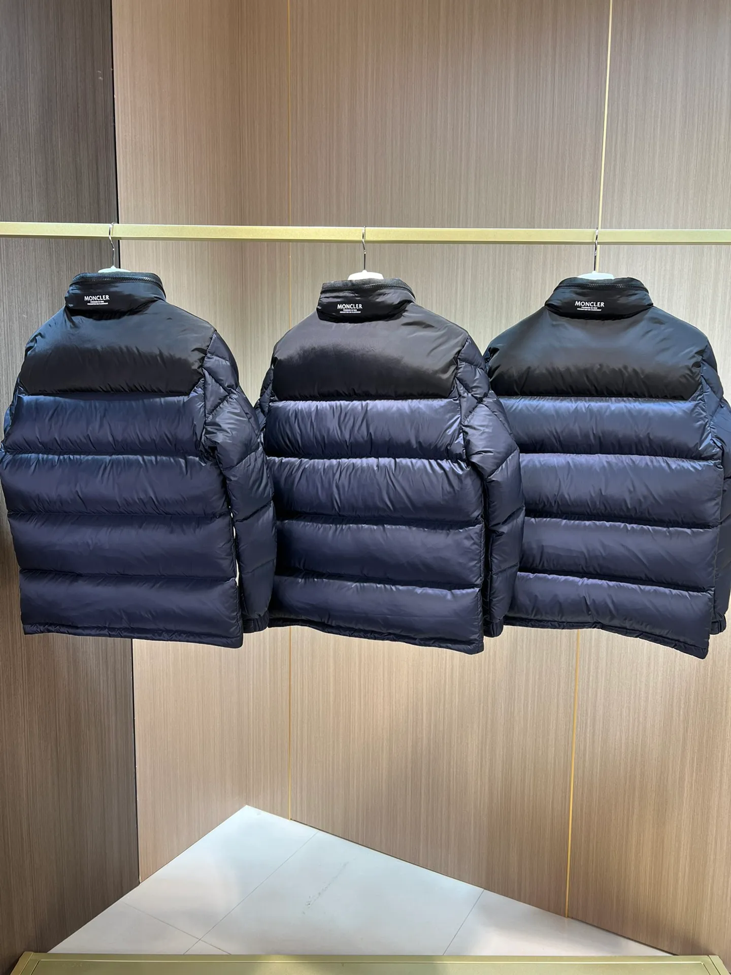 P900 ❤❤2023 latest fashionable mask Liu Haoran's same style jacket fabric is imported from South Korea🇰🇷, waterproof, windproof and lightweight🐮‼ ️, so the fabric will be as soft as expected🤓🤓The sleeves are equipped with iconic Moncler logo invisible zippers👏🏼, the hat is not removable🧢, and the small zipper of the hat feels very handsome~, echoing the brand's DNA‼ ️. Elastic threaded cuffs, warm and comfortable. ☺️☺️The cold protection index is minus 15-25℃🥶It is enough to wear in the winter of minus 20℃ in Toronto! ! ! Provide you with the best protection in cold weather. 🥳