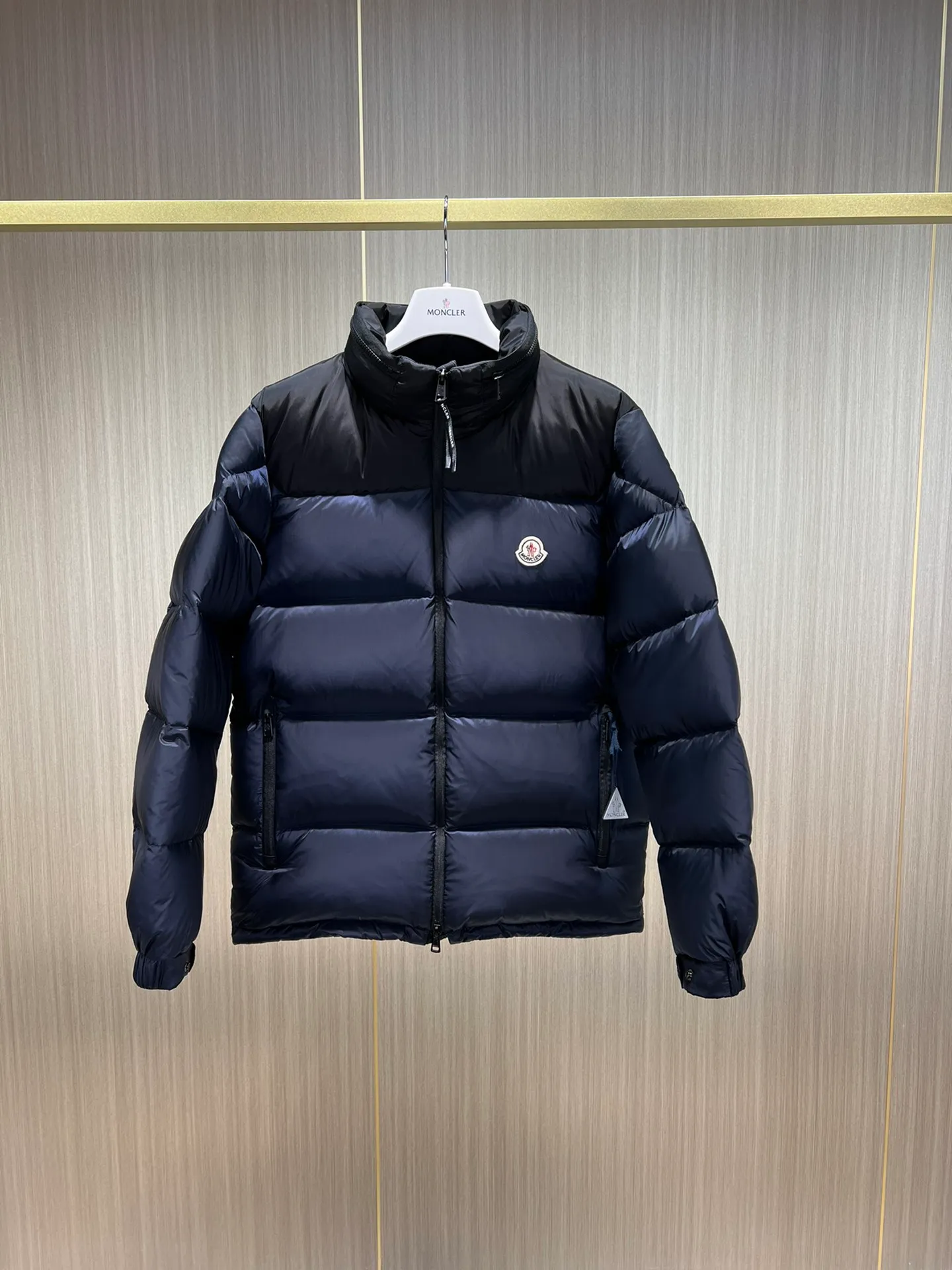 P900 ❤❤2023 latest fashionable mask Liu Haoran's same style jacket fabric is imported from South Korea🇰🇷, waterproof, windproof and lightweight🐮‼ ️, so the fabric will be as soft as expected🤓🤓The sleeves are equipped with iconic Moncler logo invisible zippers👏🏼, the hat is not removable🧢, and the small zipper of the hat feels very handsome~, echoing the brand's DNA‼ ️. Elastic threaded cuffs, warm and comfortable. ☺️☺️The cold protection index is minus 15-25℃🥶It is enough to wear in the winter of minus 20℃ in Toronto! ! ! Provide you with the best protection in cold weather. 🥳