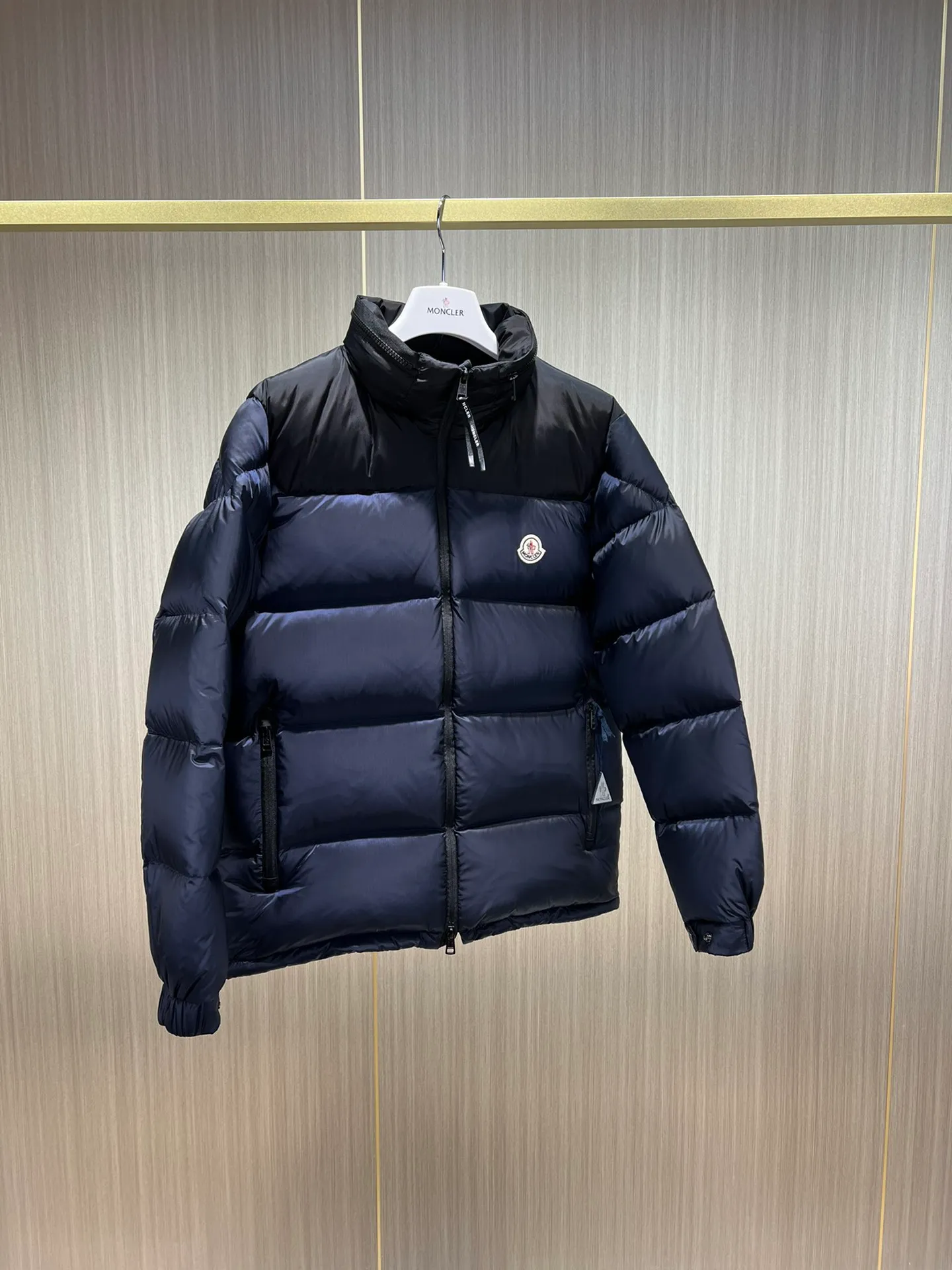 P900 ❤❤2023 latest fashionable mask Liu Haoran's same style jacket fabric is imported from South Korea🇰🇷, waterproof, windproof and lightweight🐮‼ ️, so the fabric will be as soft as expected🤓🤓The sleeves are equipped with iconic Moncler logo invisible zippers👏🏼, the hat is not removable🧢, and the small zipper of the hat feels very handsome~, echoing the brand's DNA‼ ️. Elastic threaded cuffs, warm and comfortable. ☺️☺️The cold protection index is minus 15-25℃🥶It is enough to wear in the winter of minus 20℃ in Toronto! ! ! Provide you with the best protection in cold weather. 🥳