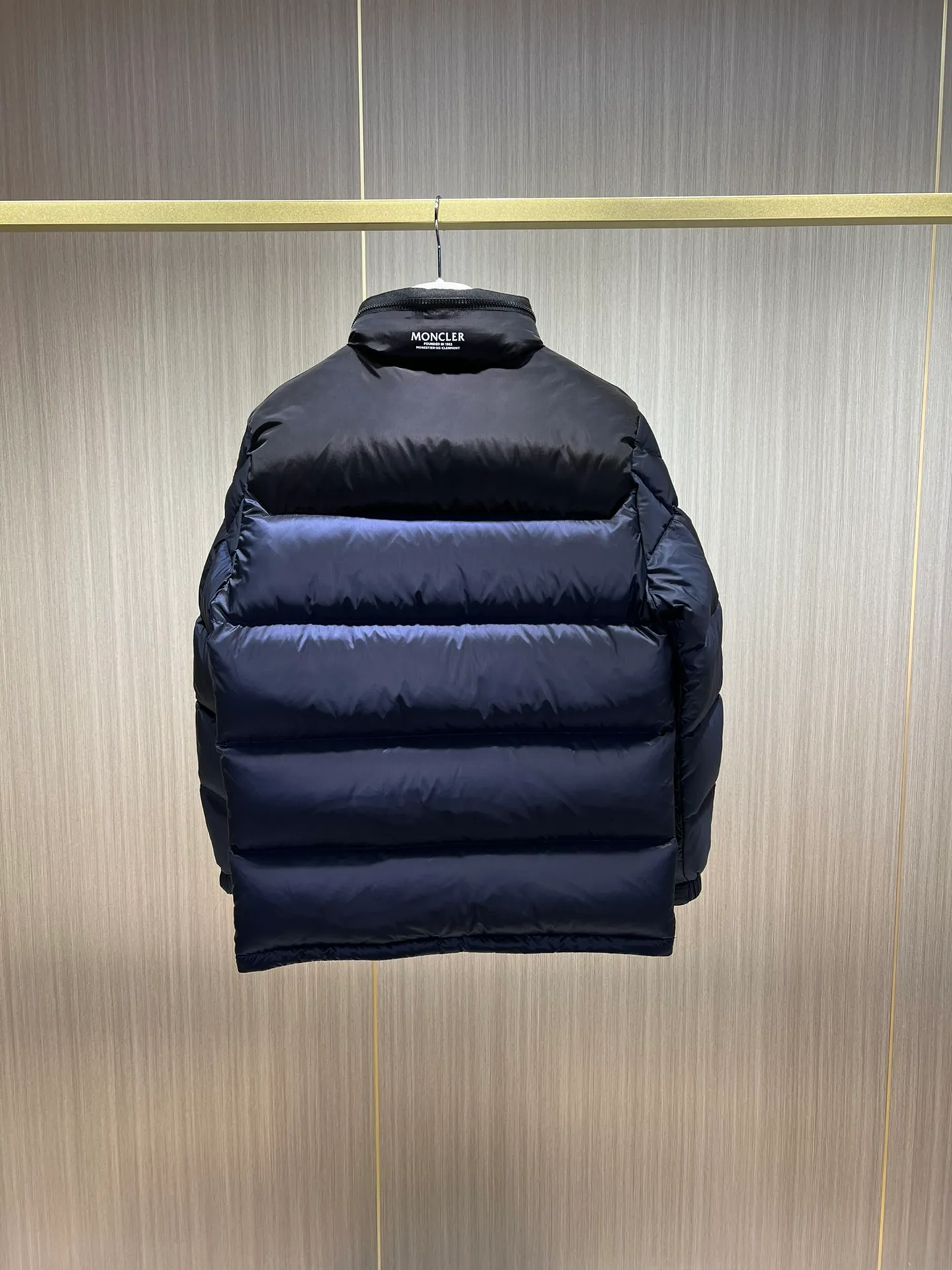 P900 ❤❤2023 latest fashionable mask Liu Haoran's same style jacket fabric is imported from South Korea🇰🇷, waterproof, windproof and lightweight🐮‼ ️, so the fabric will be as soft as expected🤓🤓The sleeves are equipped with iconic Moncler logo invisible zippers👏🏼, the hat is not removable🧢, and the small zipper of the hat feels very handsome~, echoing the brand's DNA‼ ️. Elastic threaded cuffs, warm and comfortable. ☺️☺️The cold protection index is minus 15-25℃🥶It is enough to wear in the winter of minus 20℃ in Toronto! ! ! Provide you with the best protection in cold weather. 🥳