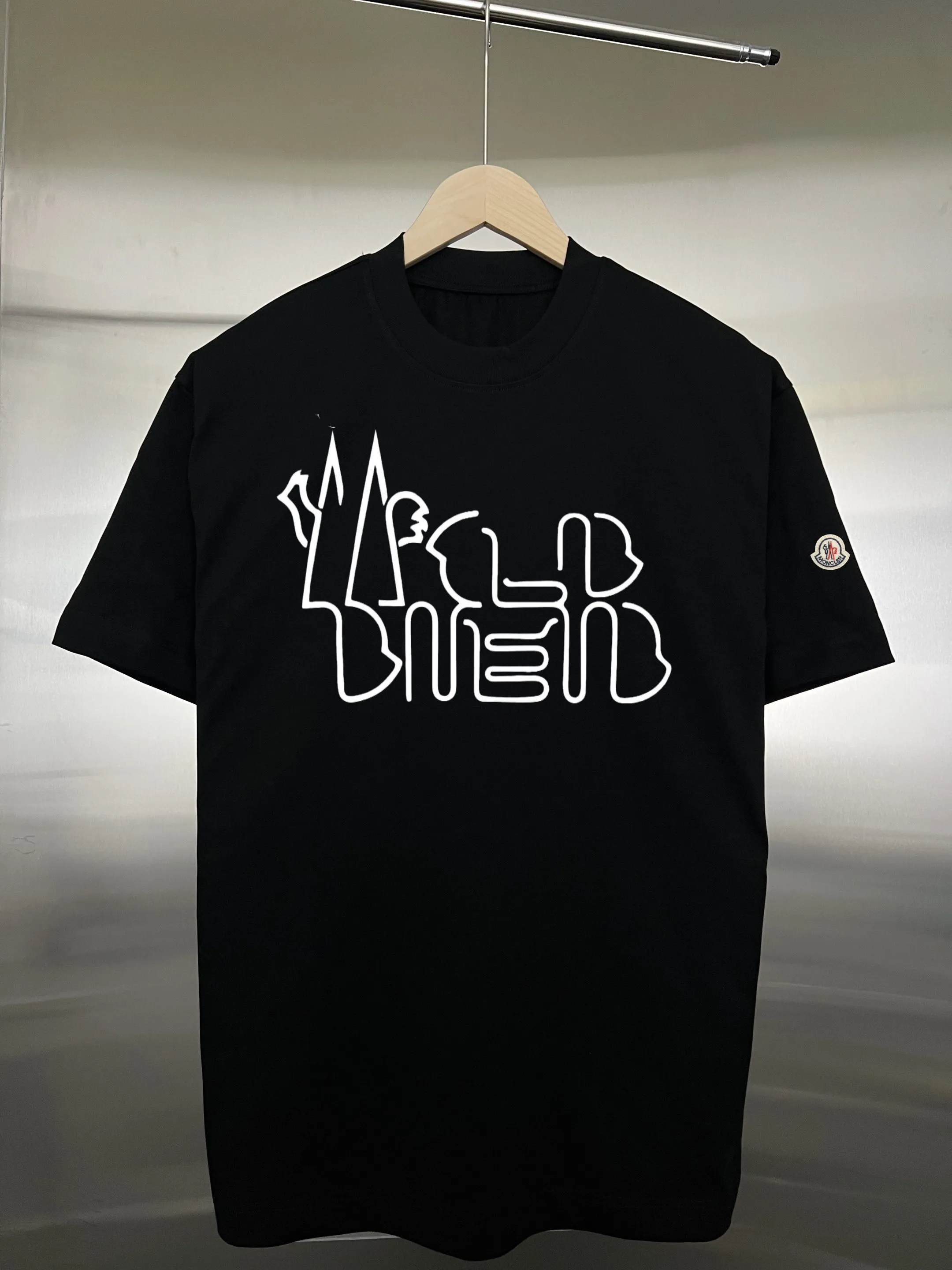 P130 Style: Moncler/muzzled short-sleeved T-shirt Fabric: 300g double yarn 100% cotton Rib: 320g Solona Process: Printing Color: White Black Size: S M L XL XXL No gender distinction, same style for men and women