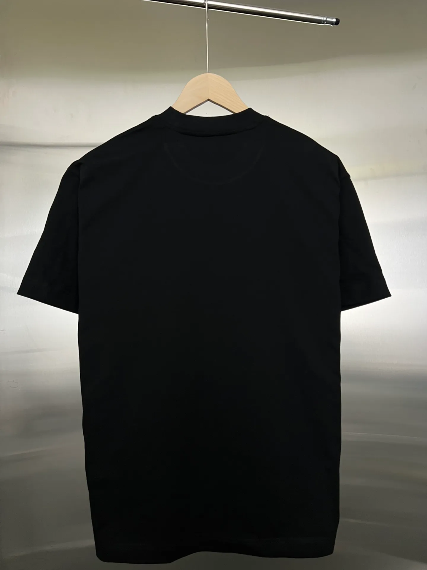 P130 Style: Moncler/muzzled short-sleeved T-shirt Fabric: 300g double yarn 100% cotton Rib: 320g Solona Process: Printing Color: White Black Size: S M L XL XXL No gender distinction, same style for men and women