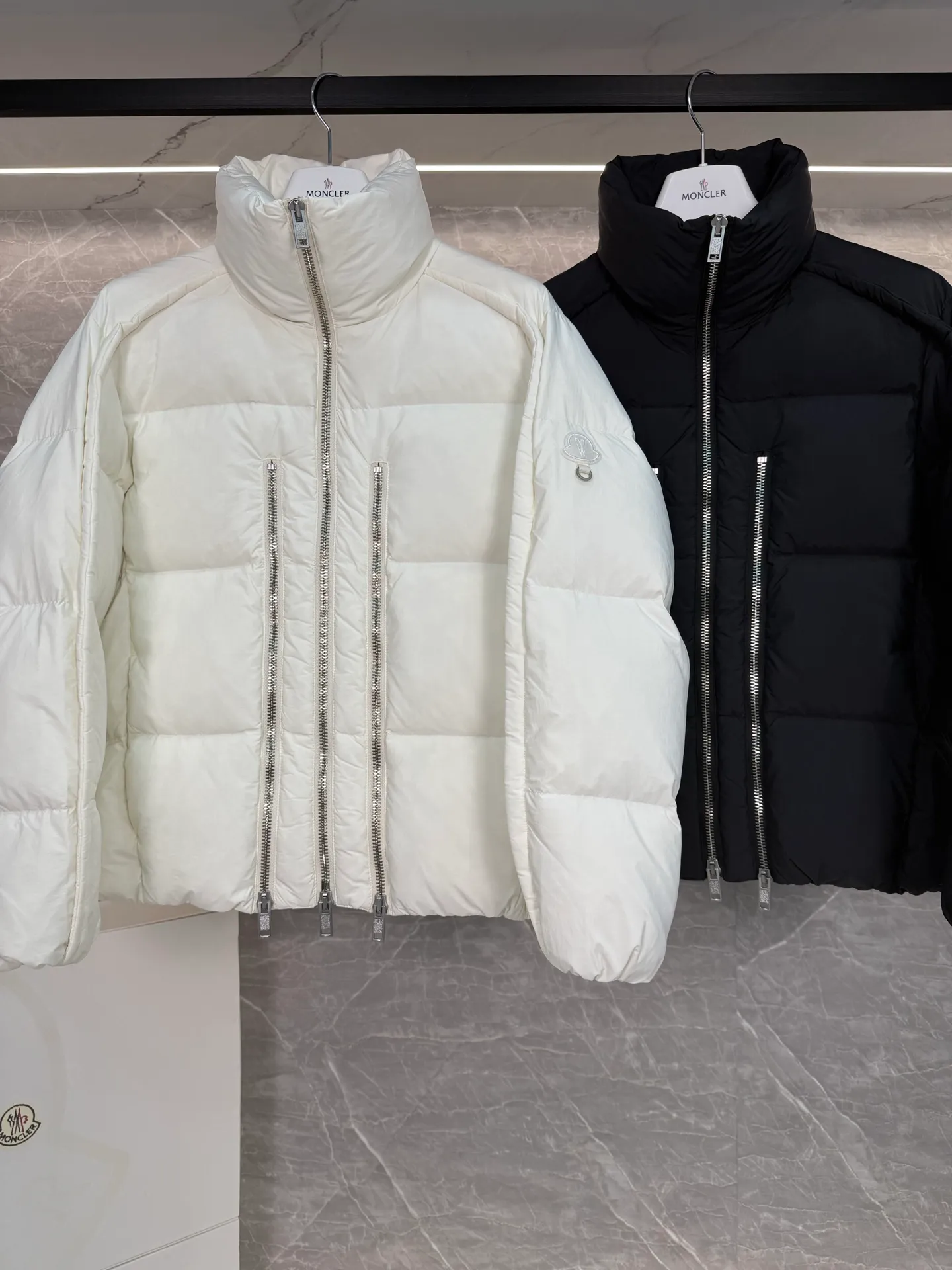P1140 MONCLER GENIUS (Sky City Large) Moncler x Willow Smith YAEL short women's down jacket.
