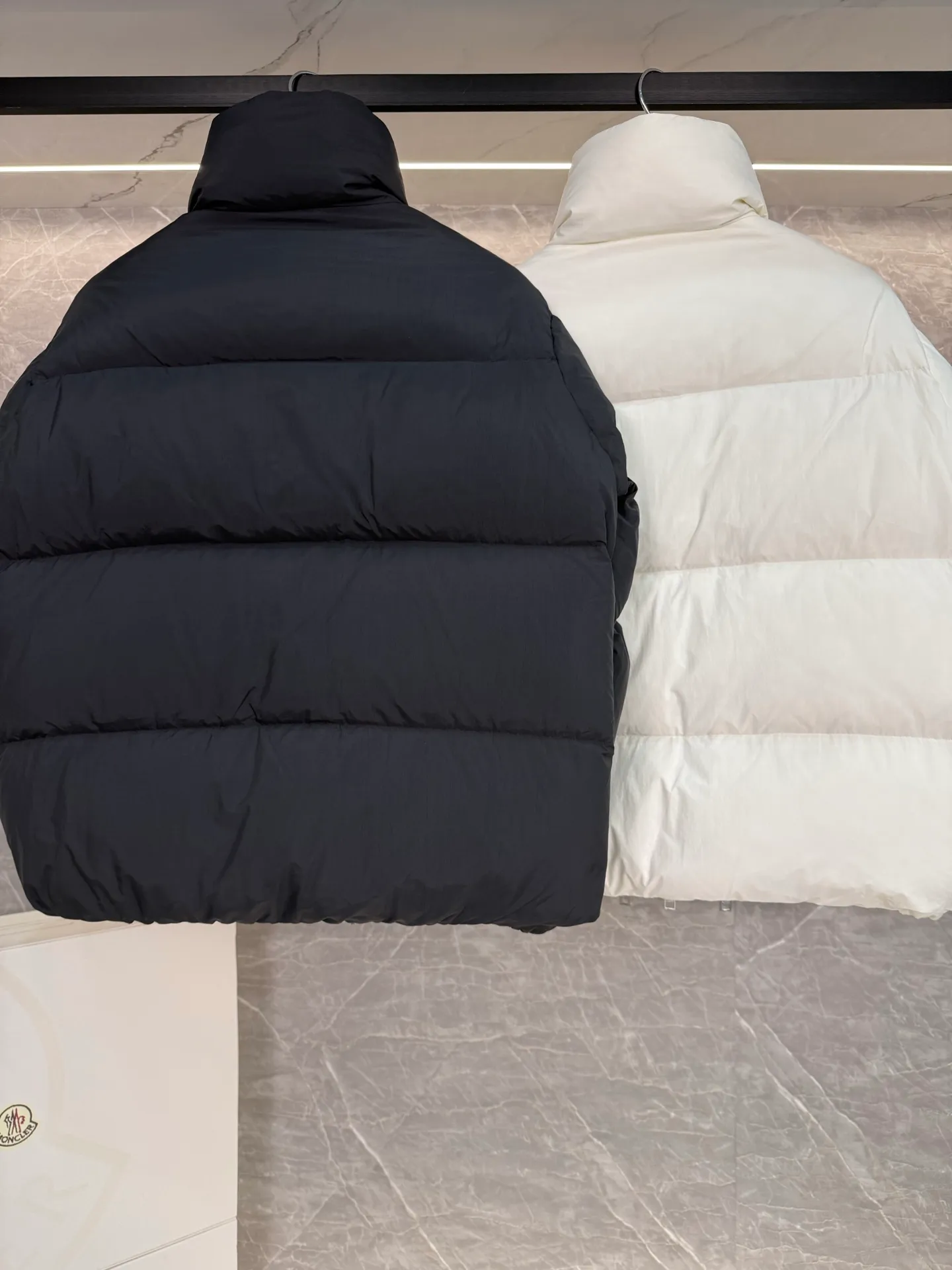 P1140 MONCLER GENIUS (Sky City Large) Moncler x Willow Smith YAEL short women's down jacket.