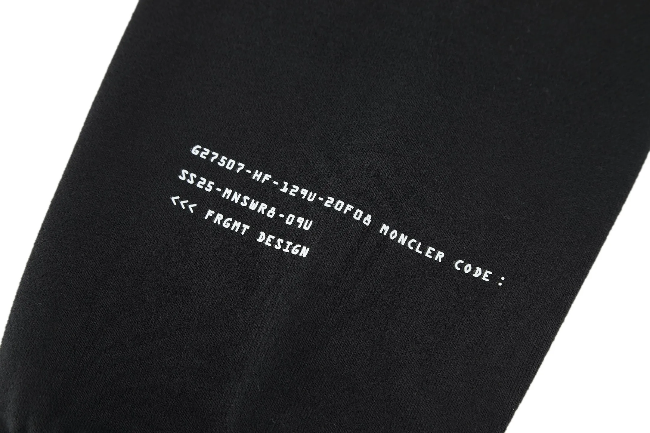 P360 MONCLER Mouth embroidered printed lapel sweatshirt Fabric: Made of 380g brushed sweatshirt terry, the fabric is brushed to make the surface feel softer and smoother. The thread is matched with 1*1 double yarn thread.  Craftsmanship: The embroidery uses flat lines and is embellished with brand embroidered letters. The armband is made of sheepskin composite embroidery technology.  Technology: The lower part of the sleeve is printed with artificial glue and ultra-fine film screen.  This sweatshirt is made of cotton fleece fabric and is an everyday basic item in the Monclerx FRGMT co-creation series. Moncler Genius design piece with logo embroidery. Wear with matching bottoms for a complete look. Collar made of cotton fleece fabric Half-zip closure Logo printing and embroidery details Accessories: Customized 1:1 washed logo Accessories: Customized 1:1 embroidered armbands Craftsmanship: Customized 1:1 three-dimensional embroidery Craftsmanship: Customized 1:1 printing craftsmanship Size: S-M-L-XL Color: Black