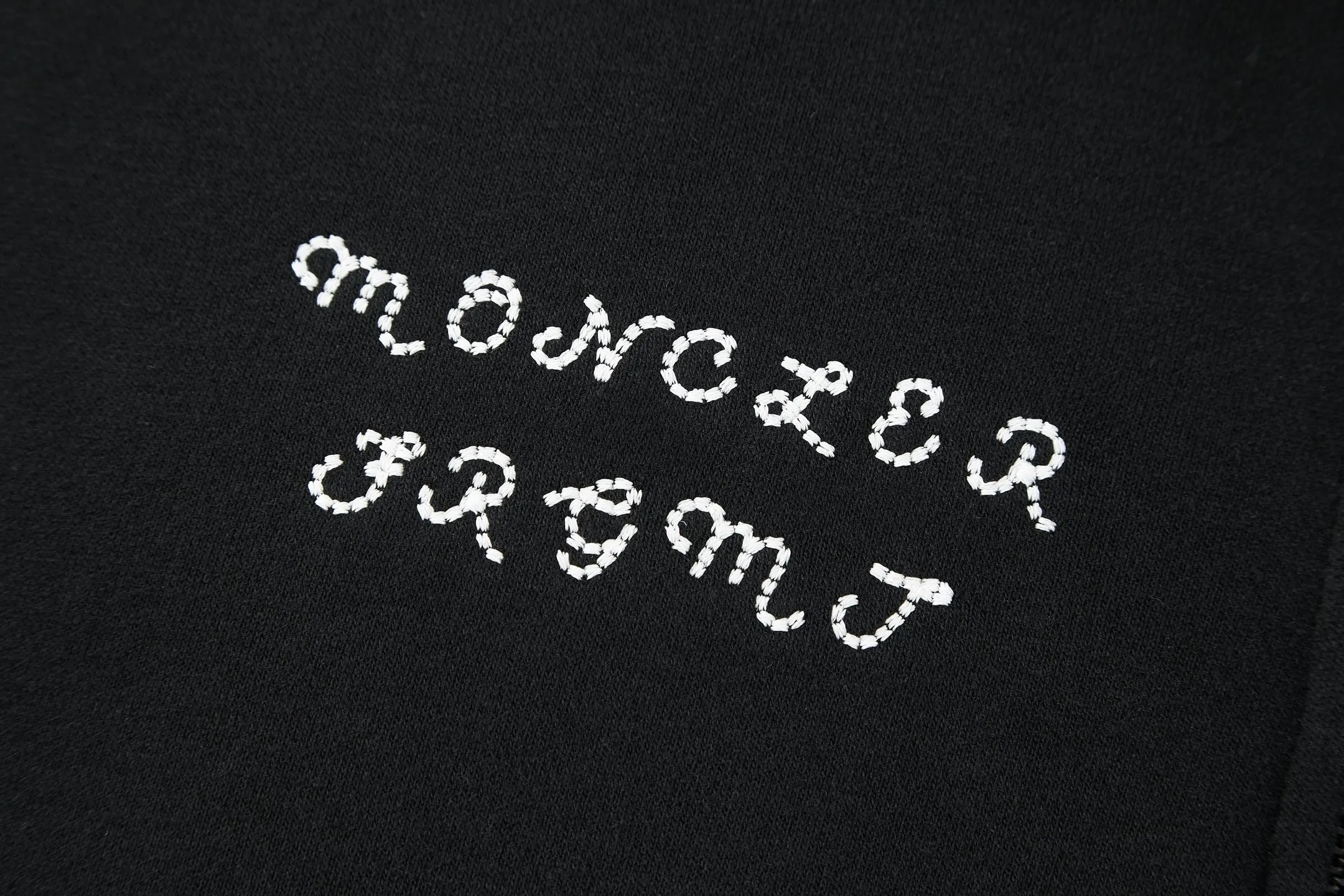 P360 MONCLER Mouth embroidered printed lapel sweatshirt Fabric: Made of 380g brushed sweatshirt terry, the fabric is brushed to make the surface feel softer and smoother. The thread is matched with 1*1 double yarn thread.  Craftsmanship: The embroidery uses flat lines and is embellished with brand embroidered letters. The armband is made of sheepskin composite embroidery technology.  Technology: The lower part of the sleeve is printed with artificial glue and ultra-fine film screen.  This sweatshirt is made of cotton fleece fabric and is an everyday basic item in the Monclerx FRGMT co-creation series. Moncler Genius design piece with logo embroidery. Wear with matching bottoms for a complete look. Collar made of cotton fleece fabric Half-zip closure Logo printing and embroidery details Accessories: Customized 1:1 washed logo Accessories: Customized 1:1 embroidered armbands Craftsmanship: Customized 1:1 three-dimensional embroidery Craftsmanship: Customized 1:1 printing craftsmanship Size: S-M-L-XL Color: Black