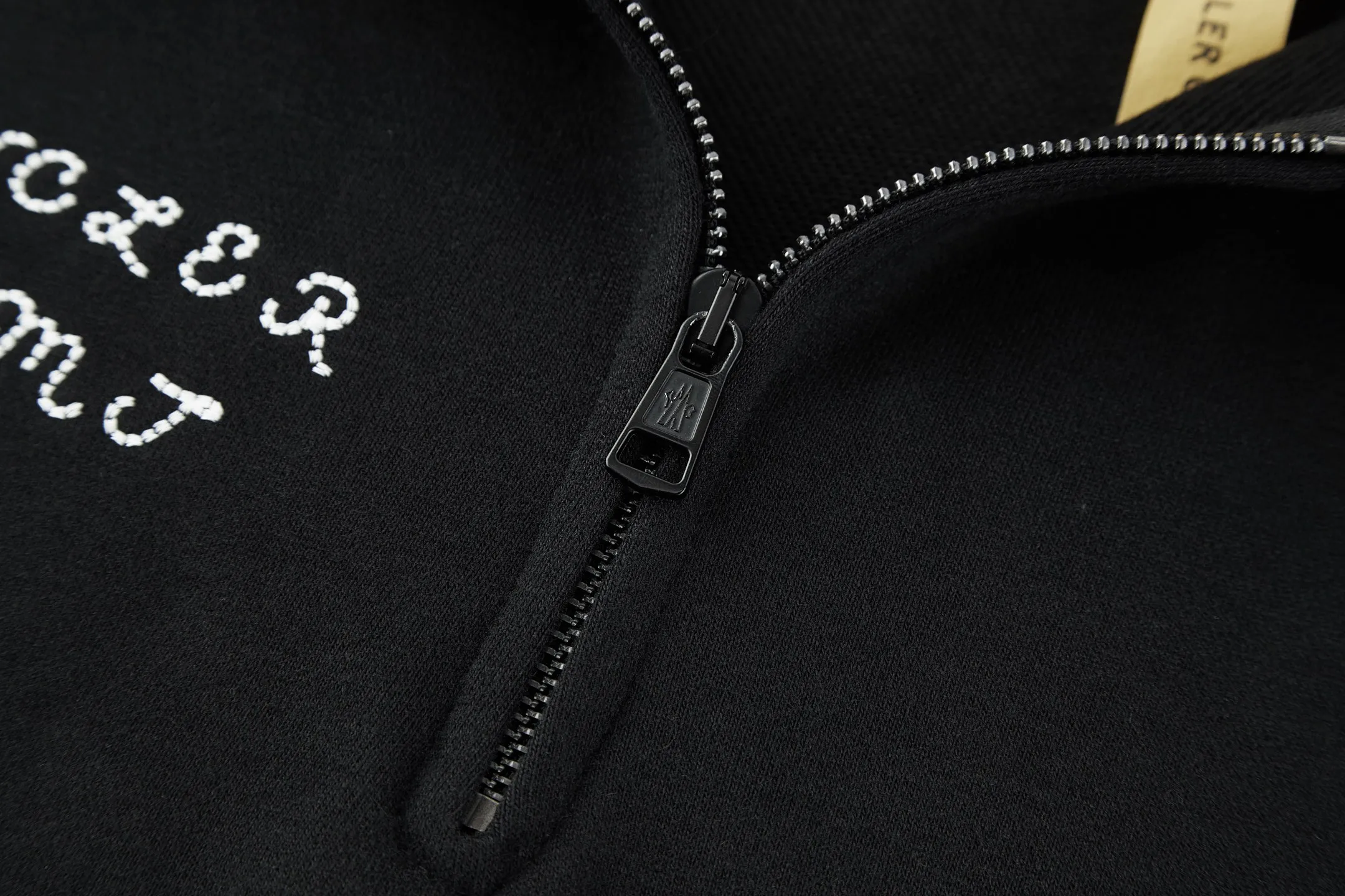 P360 MONCLER Mouth embroidered printed lapel sweatshirt Fabric: Made of 380g brushed sweatshirt terry, the fabric is brushed to make the surface feel softer and smoother. The thread is matched with 1*1 double yarn thread.  Craftsmanship: The embroidery uses flat lines and is embellished with brand embroidered letters. The armband is made of sheepskin composite embroidery technology.  Technology: The lower part of the sleeve is printed with artificial glue and ultra-fine film screen.  This sweatshirt is made of cotton fleece fabric and is an everyday basic item in the Monclerx FRGMT co-creation series. Moncler Genius design piece with logo embroidery. Wear with matching bottoms for a complete look. Collar made of cotton fleece fabric Half-zip closure Logo printing and embroidery details Accessories: Customized 1:1 washed logo Accessories: Customized 1:1 embroidered armbands Craftsmanship: Customized 1:1 three-dimensional embroidery Craftsmanship: Customized 1:1 printing craftsmanship Size: S-M-L-XL Color: Black
