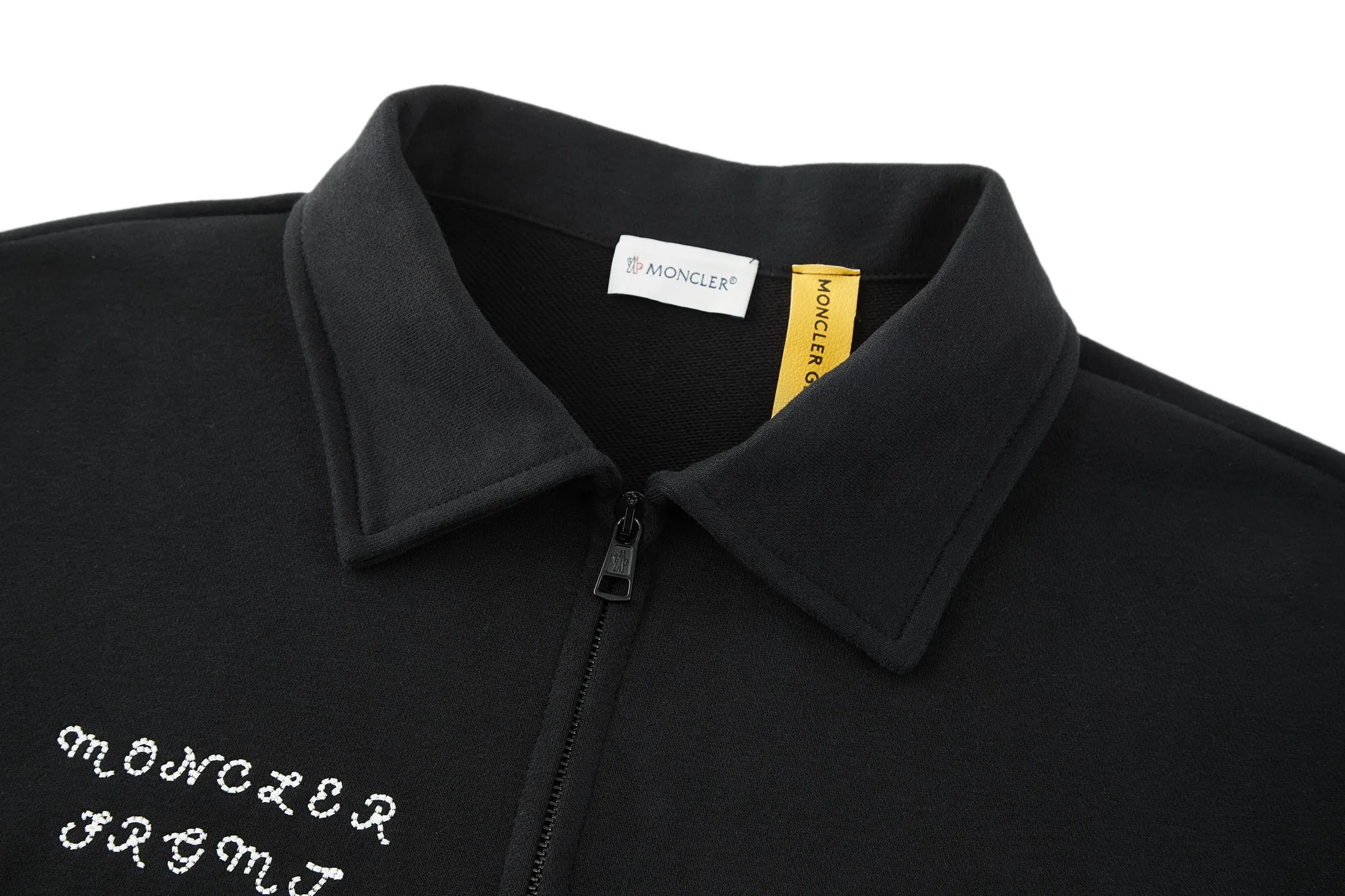 P360 MONCLER Mouth embroidered printed lapel sweatshirt Fabric: Made of 380g brushed sweatshirt terry, the fabric is brushed to make the surface feel softer and smoother. The thread is matched with 1*1 double yarn thread.  Craftsmanship: The embroidery uses flat lines and is embellished with brand embroidered letters. The armband is made of sheepskin composite embroidery technology.  Technology: The lower part of the sleeve is printed with artificial glue and ultra-fine film screen.  This sweatshirt is made of cotton fleece fabric and is an everyday basic item in the Monclerx FRGMT co-creation series. Moncler Genius design piece with logo embroidery. Wear with matching bottoms for a complete look. Collar made of cotton fleece fabric Half-zip closure Logo printing and embroidery details Accessories: Customized 1:1 washed logo Accessories: Customized 1:1 embroidered armbands Craftsmanship: Customized 1:1 three-dimensional embroidery Craftsmanship: Customized 1:1 printing craftsmanship Size: S-M-L-XL Color: Black