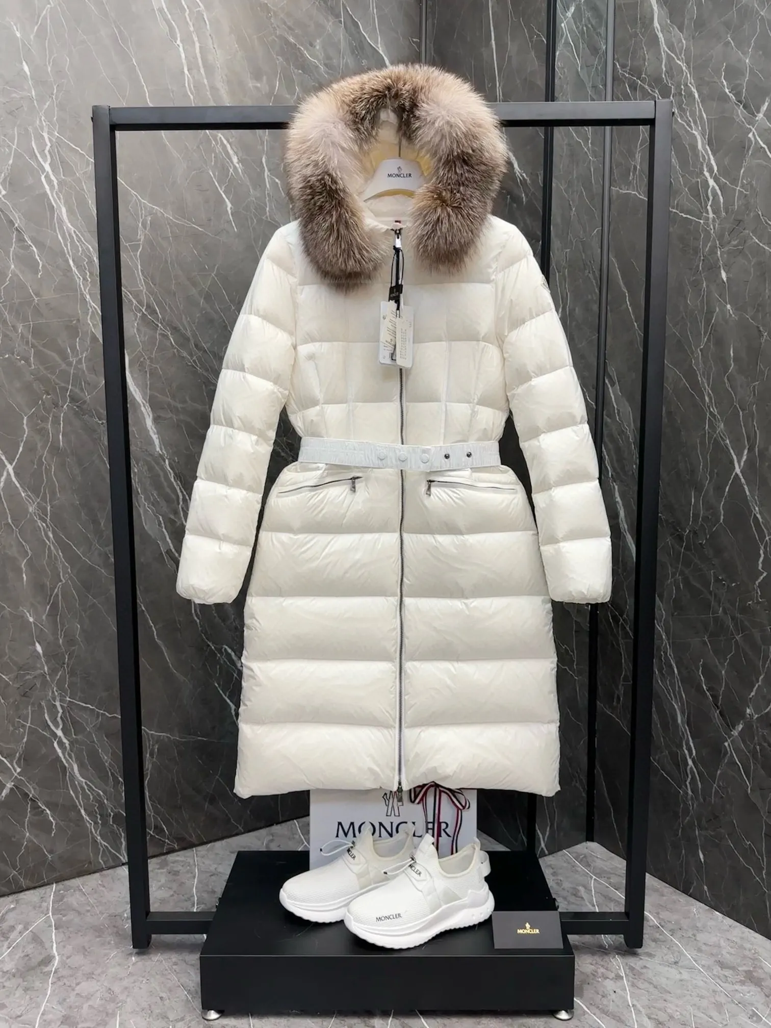 P1120 moncler🌟25 new autumn and winter large fur collar long hooded down jacket. The classic hot style among down jackets. A must-have in winter. Customized detachable large fur collar hooded long down jacket. The upper body is not very bloated. It is designed with a belt to tighten the waist. It is very classic, handsome and warm. National standard 90 white goose down filling. Imported machine stitching and crimping technology. Fashionable and warm upper body. Excellent practicality. Style number: A85# Style number: champagne black white green size: 1234
