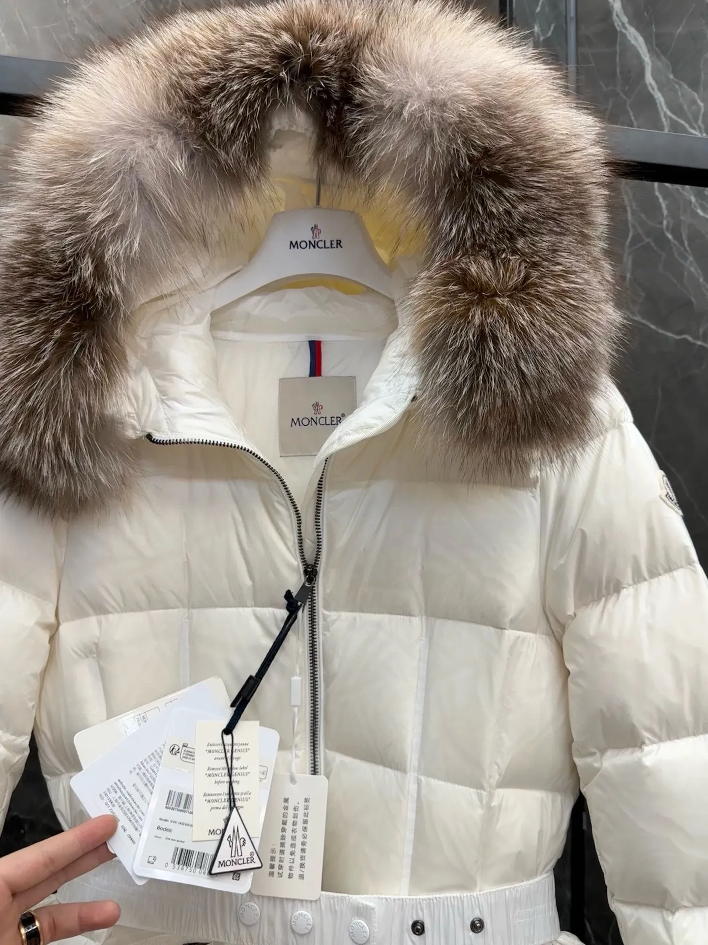 P1120 moncler🌟25 new autumn and winter large fur collar long hooded down jacket. The classic hot style among down jackets. A must-have in winter. Customized detachable large fur collar hooded long down jacket. The upper body is not very bloated. It is designed with a belt to tighten the waist. It is very classic, handsome and warm. National standard 90 white goose down filling. Imported machine stitching and crimping technology. Fashionable and warm upper body. Excellent practicality. Style number: A85# Style number: champagne black white green size: 1234