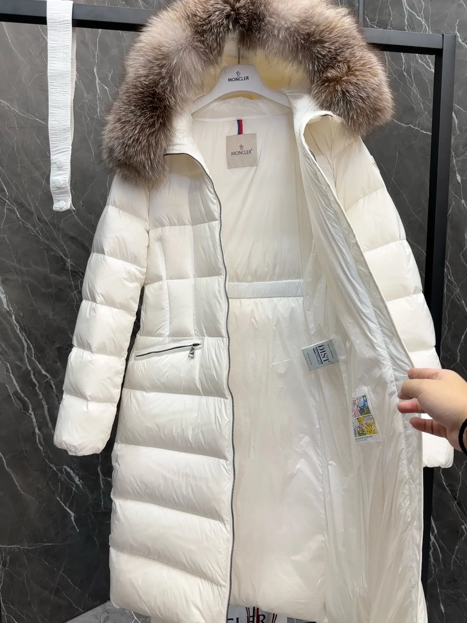 P1120 moncler🌟25 new autumn and winter large fur collar long hooded down jacket. The classic hot style among down jackets. A must-have in winter. Customized detachable large fur collar hooded long down jacket. The upper body is not very bloated. It is designed with a belt to tighten the waist. It is very classic, handsome and warm. National standard 90 white goose down filling. Imported machine stitching and crimping technology. Fashionable and warm upper body. Excellent practicality. Style number: A85# Style number: champagne black white green size: 1234