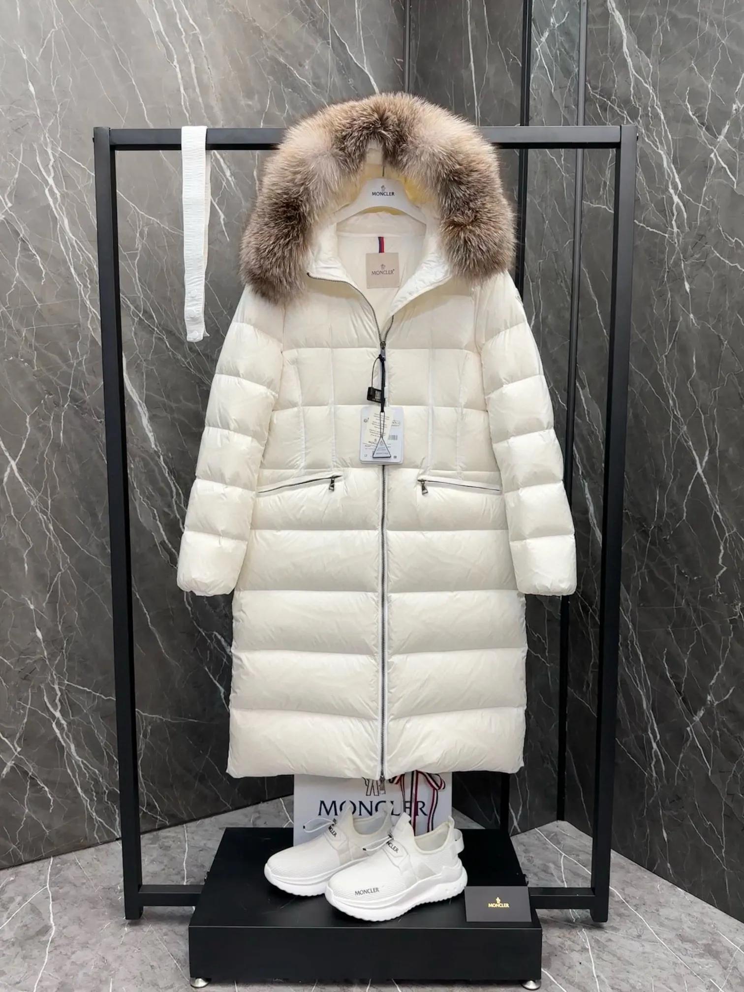 P1120 moncler🌟25 new autumn and winter large fur collar long hooded down jacket. The classic hot style among down jackets. A must-have in winter. Customized detachable large fur collar hooded long down jacket. The upper body is not very bloated. It is designed with a belt to tighten the waist. It is very classic, handsome and warm. National standard 90 white goose down filling. Imported machine stitching and crimping technology. Fashionable and warm upper body. Excellent practicality. Style number: A85# Style number: champagne black white green size: 1234