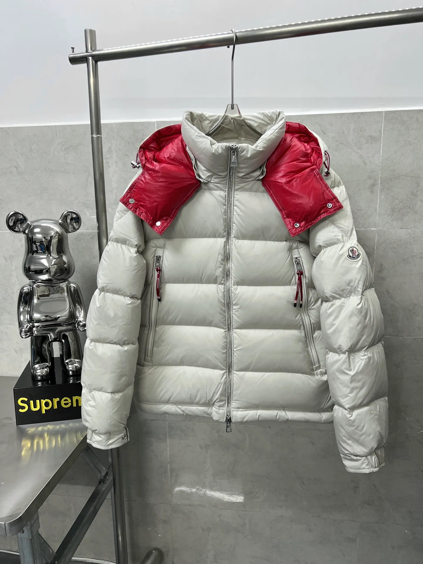 P1120 Moncler Poirier National standard 90 white duck down filling Poirier down draws inspiration from skiing in the 1960s and is stylish. Made of tight nylon fabric with excellent breathability and functionality, the hooded design is an example of Moncler's research into fabrics. The berry-colored details on the brim and zipper give the whole thing a refreshing touch. Same style for men and women. Color: black, off-white, size: 12345