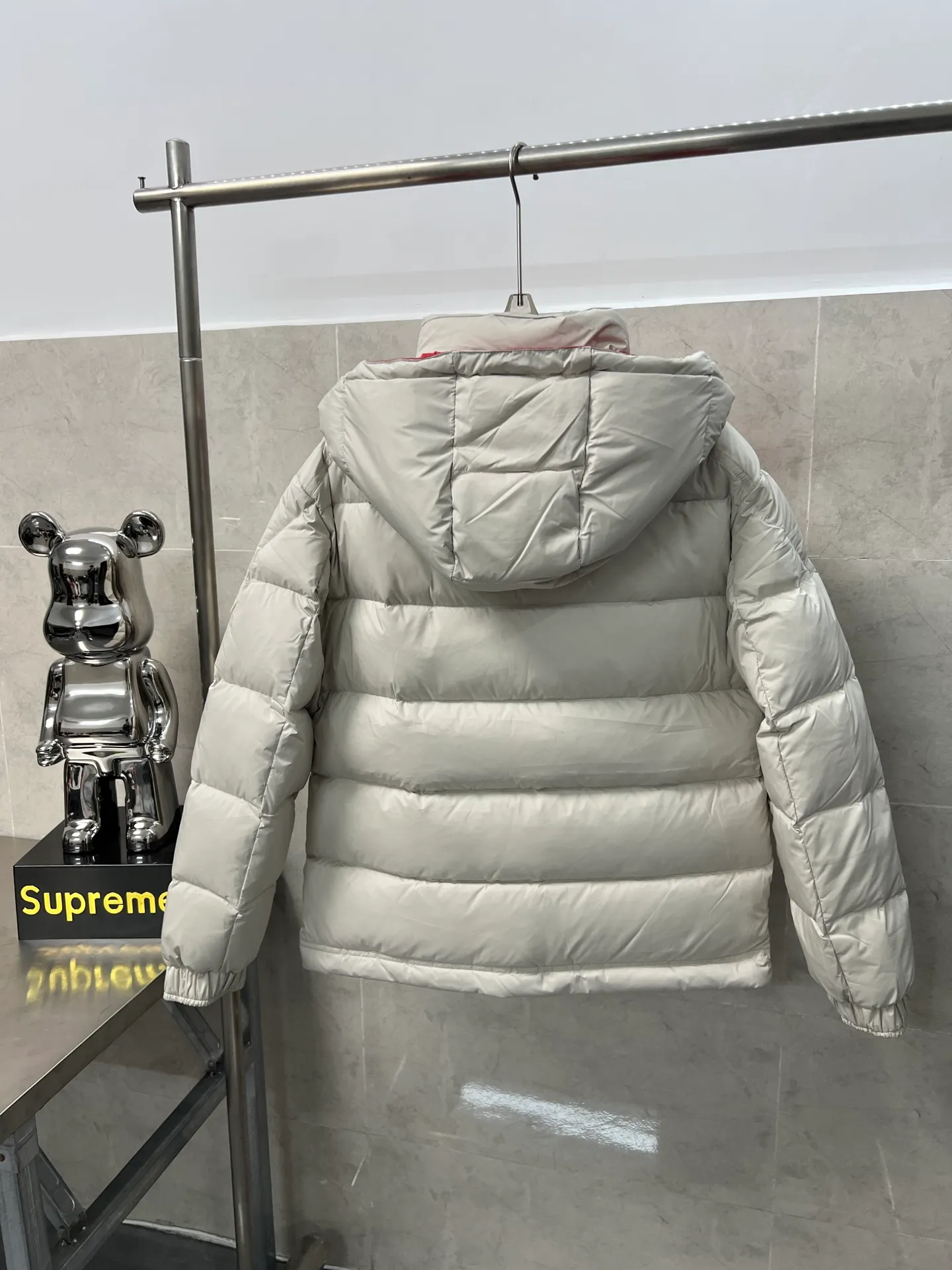 P1120 Moncler Poirier National standard 90 white duck down filling Poirier down draws inspiration from skiing in the 1960s and is stylish. Made of tight nylon fabric with excellent breathability and functionality, the hooded design is an example of Moncler's research into fabrics. The berry-colored details on the brim and zipper give the whole thing a refreshing touch. Same style for men and women. Color: black, off-white, size: 12345