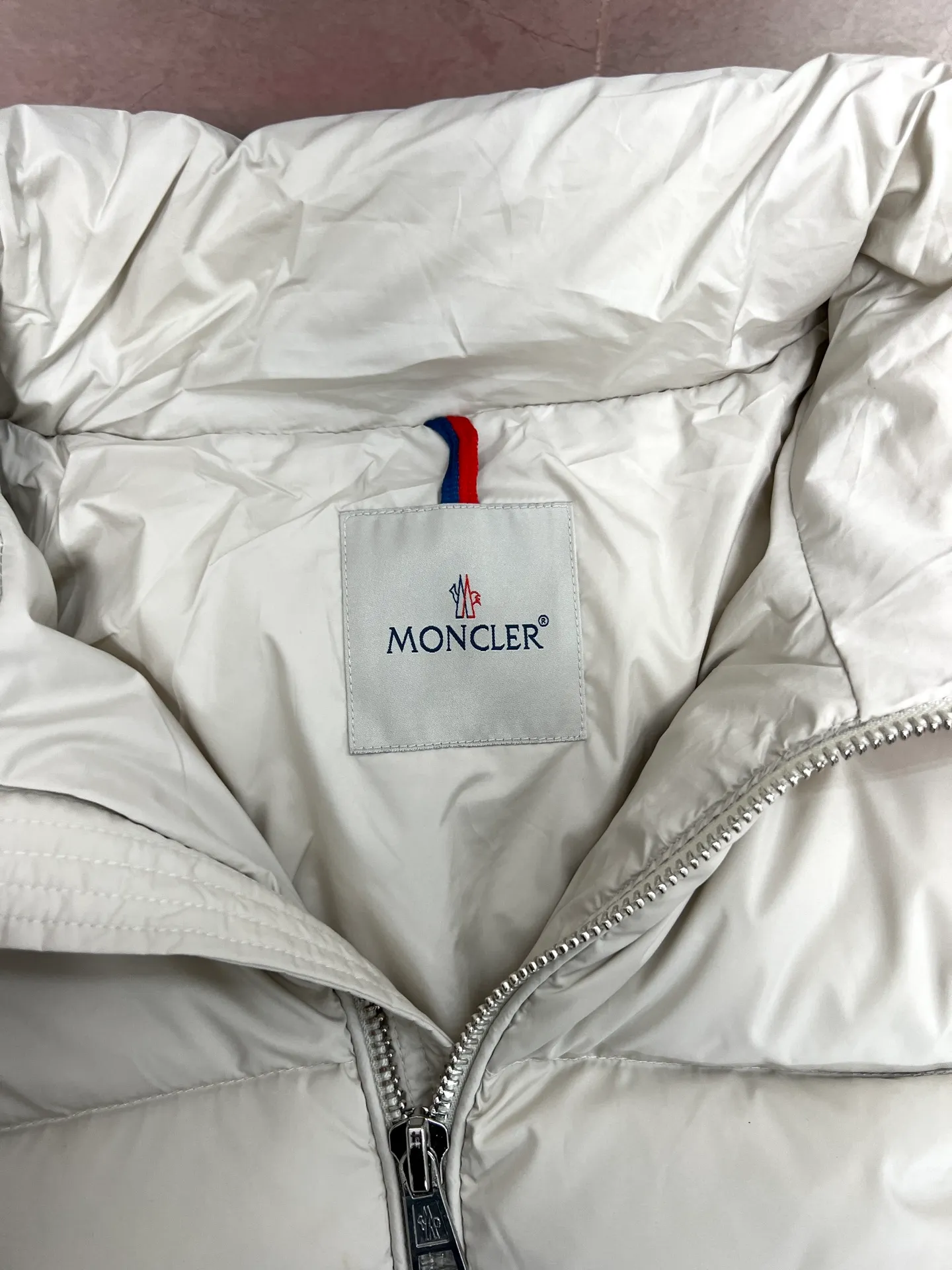 P1120 Moncler Poirier National standard 90 white duck down filling Poirier down draws inspiration from skiing in the 1960s and is stylish. Made of tight nylon fabric with excellent breathability and functionality, the hooded design is an example of Moncler's research into fabrics. The berry-colored details on the brim and zipper give the whole thing a refreshing touch. Same style for men and women. Color: black, off-white, size: 12345