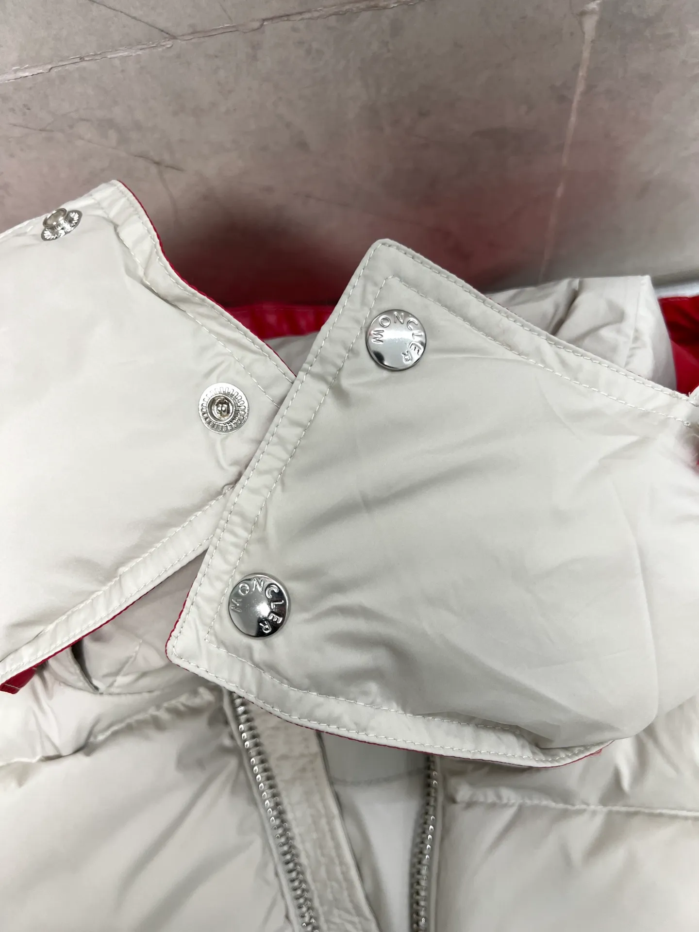 P1120 Moncler Poirier National standard 90 white duck down filling Poirier down draws inspiration from skiing in the 1960s and is stylish. Made of tight nylon fabric with excellent breathability and functionality, the hooded design is an example of Moncler's research into fabrics. The berry-colored details on the brim and zipper give the whole thing a refreshing touch. Same style for men and women. Color: black, off-white, size: 12345