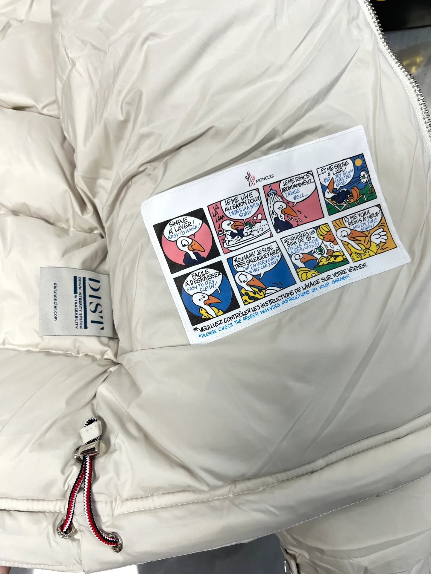 P1120 Moncler Poirier National standard 90 white duck down filling Poirier down draws inspiration from skiing in the 1960s and is stylish. Made of tight nylon fabric with excellent breathability and functionality, the hooded design is an example of Moncler's research into fabrics. The berry-colored details on the brim and zipper give the whole thing a refreshing touch. Same style for men and women. Color: black, off-white, size: 12345