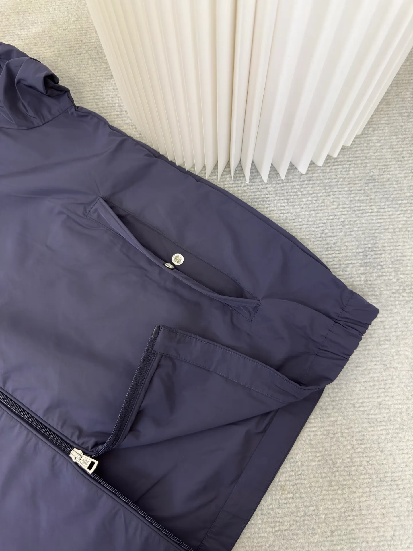 P570 MONCLER lightweight jacket with web trim at the mouth is made of 100% polyester fiber to create a tough protective outer layer. It is famous for its excellent tear resistance and wear resistance. It can quickly return to flatness during wearing and maintain the crisp and stylish appearance of the clothing for a long time. At the same time, it is not easy to deform after being washed for a long time.  Decorative edging in two different colors has been added to the center section of the sleeves. This design element not only adds visual highlights to clothing, making it more fashionable and unique. The webbing is precisely positioned along the cuffs to the seam of the collar and hat to ensure symmetry and overall smoothness. Before actual sewing, use very fine basting stitches for pre-fixing. This step is crucial to prevent the webbing from slipping, twisting, or wrinkling during sewing and ensuring that the final stitch is straight and perfect. Size 1 2 3 4