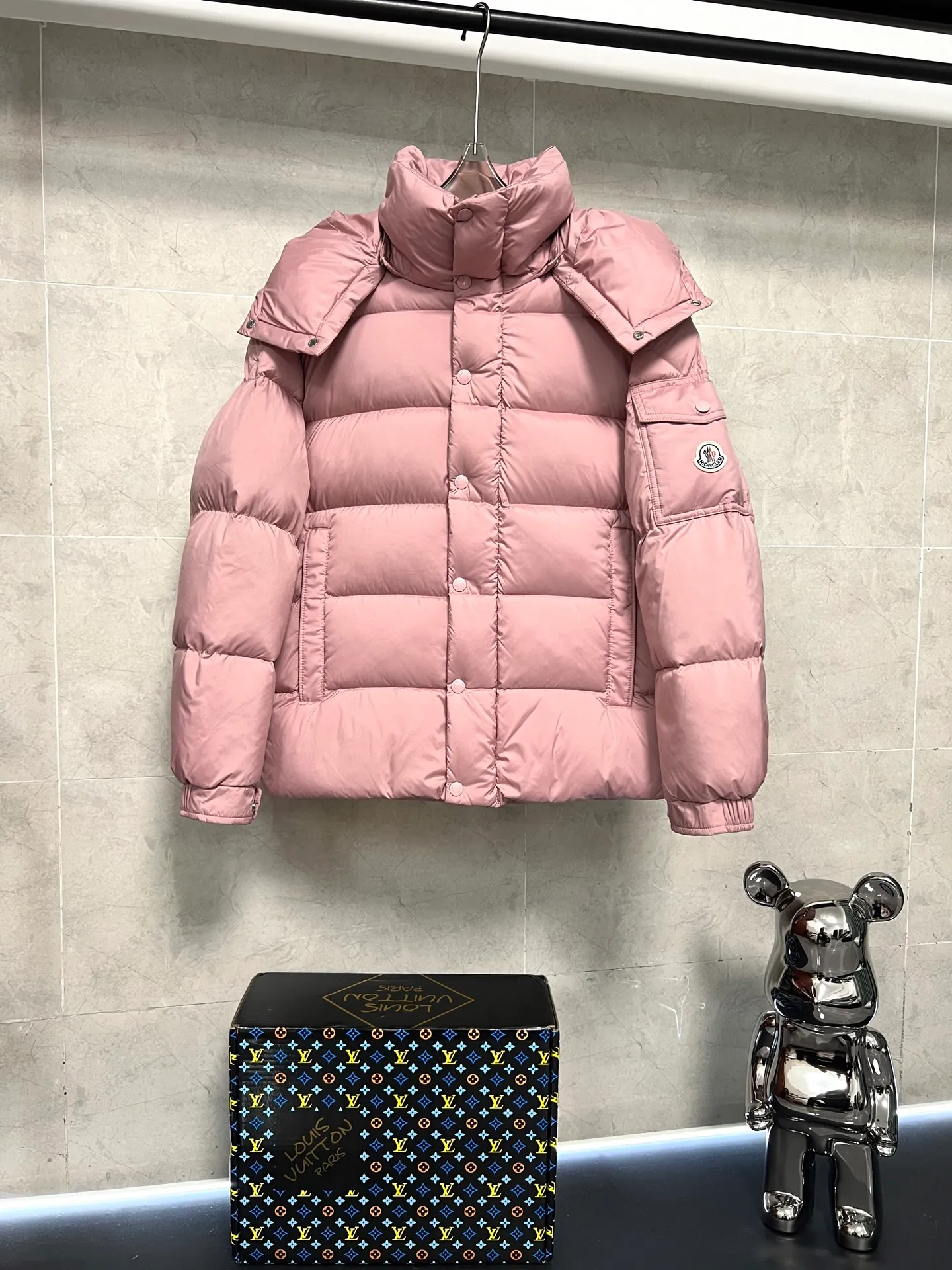 P800 Moncler matte Maya short down jacket. This short parka down jacket is made of longueSaion fabric. The garment is full of functional details to ensure warmth and care. Features removable hood, zip pockets, adjustable cuffs, and snap-zip flap fly. Logo embellished sleeves. It adds a unique touch to the overall shape and significantly improves the protective performance. Color: Black White Pink Pearl White Size: 12345