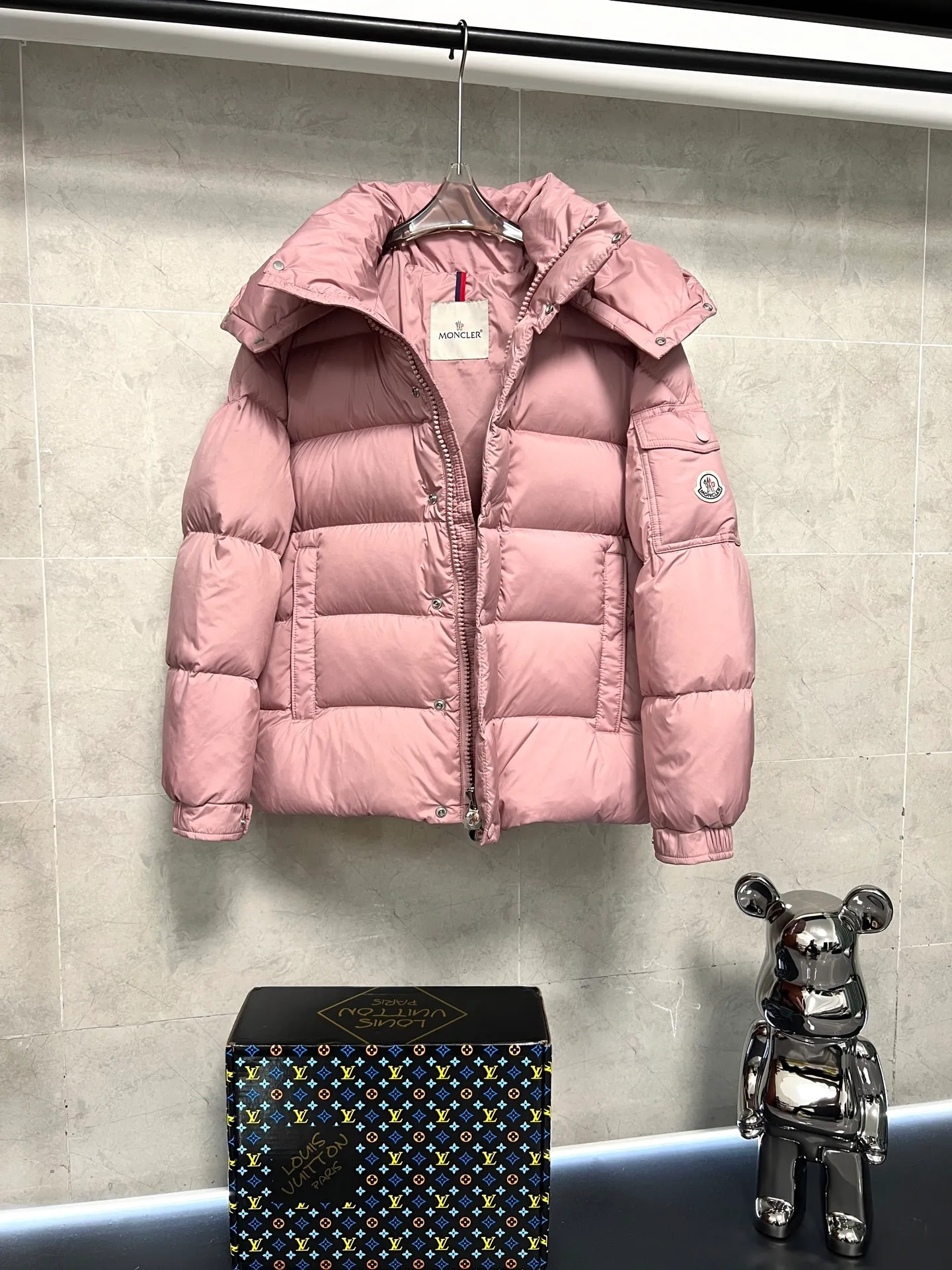 P800 Moncler matte Maya short down jacket. This short parka down jacket is made of longueSaion fabric. The garment is full of functional details to ensure warmth and care. Features removable hood, zip pockets, adjustable cuffs, and snap-zip flap fly. Logo embellished sleeves. It adds a unique touch to the overall shape and significantly improves the protective performance. Color: Black White Pink Pearl White Size: 12345