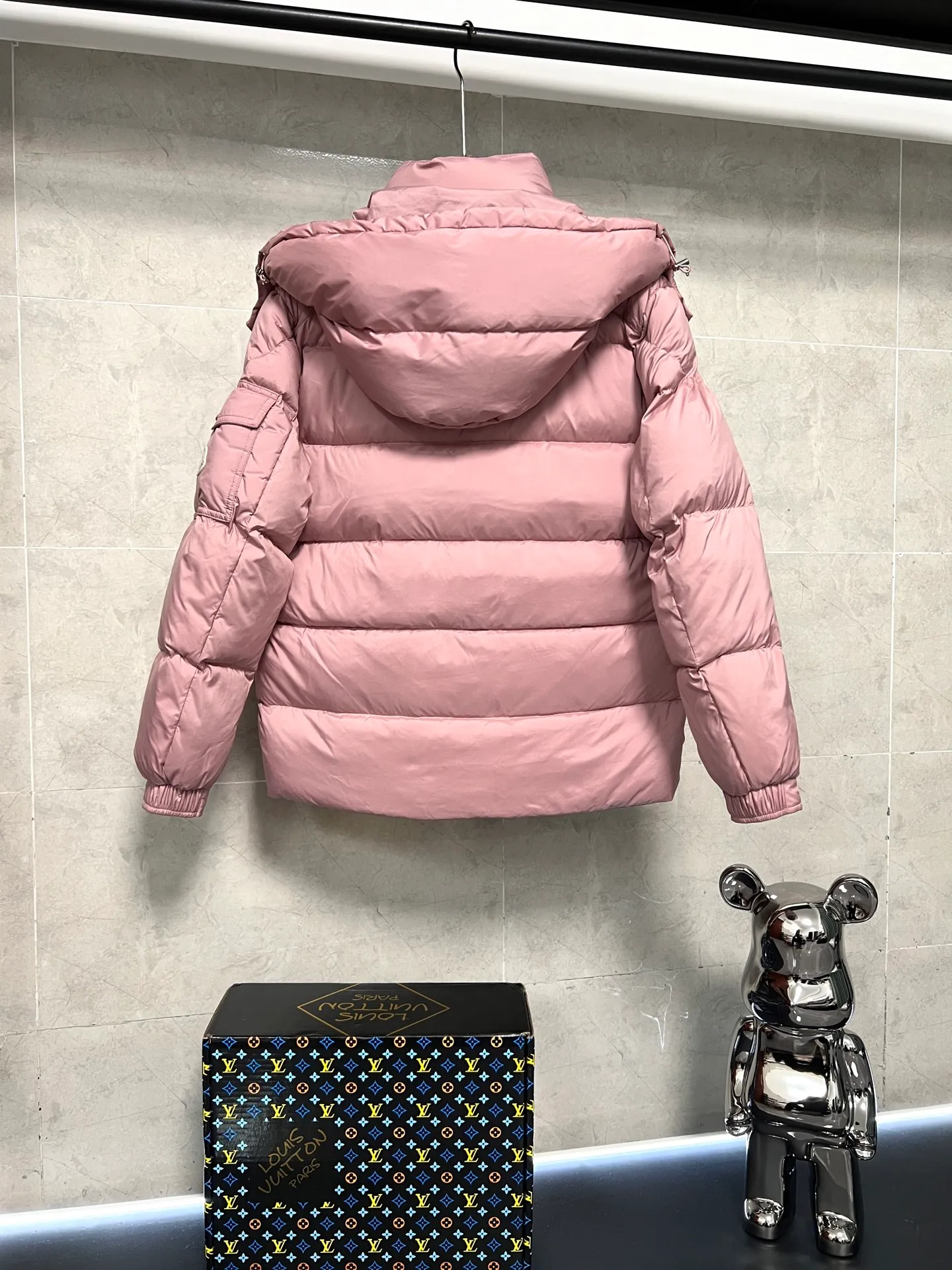 P800 Moncler matte Maya short down jacket. This short parka down jacket is made of longueSaion fabric. The garment is full of functional details to ensure warmth and care. Features removable hood, zip pockets, adjustable cuffs, and snap-zip flap fly. Logo embellished sleeves. It adds a unique touch to the overall shape and significantly improves the protective performance. Color: Black White Pink Pearl White Size: 12345