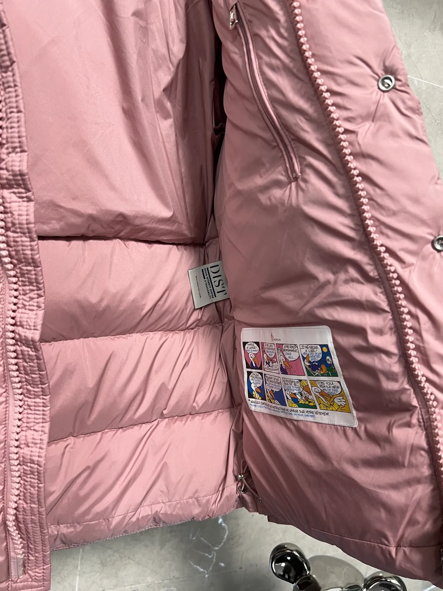 P800 Moncler matte Maya short down jacket. This short parka down jacket is made of longueSaion fabric. The garment is full of functional details to ensure warmth and care. Features removable hood, zip pockets, adjustable cuffs, and snap-zip flap fly. Logo embellished sleeves. It adds a unique touch to the overall shape and significantly improves the protective performance. Color: Black White Pink Pearl White Size: 12345