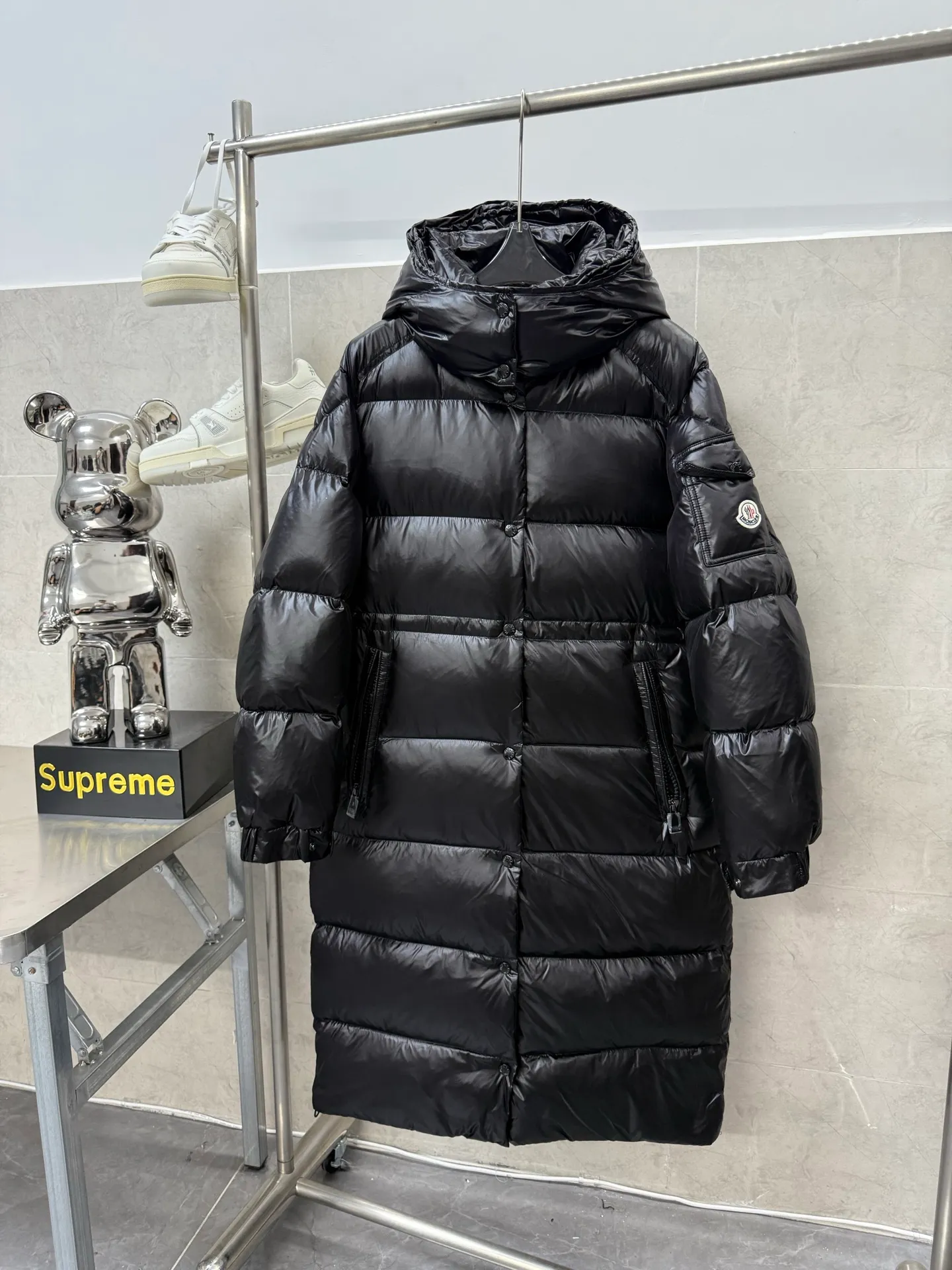 P920 Moncler maire Maya winter new women's long hooded down jacket Cavettaz long down jacket inherits the series and has a neat graphic aesthetic. It has a shape and rectangular quilting and is made of lacquered nylon. It is thick and has high fluffiness. You will feel surrounded by warmth when you put it on. Even if you wear one underneath in winter, you will not feel cold when wearing it. It is very comfortable to wear and there will be no unnecessary weight-bearing feeling at all. This thickness and this version are the most practical and it is also a good-looking style for everyone. Color: black White Size: 12345