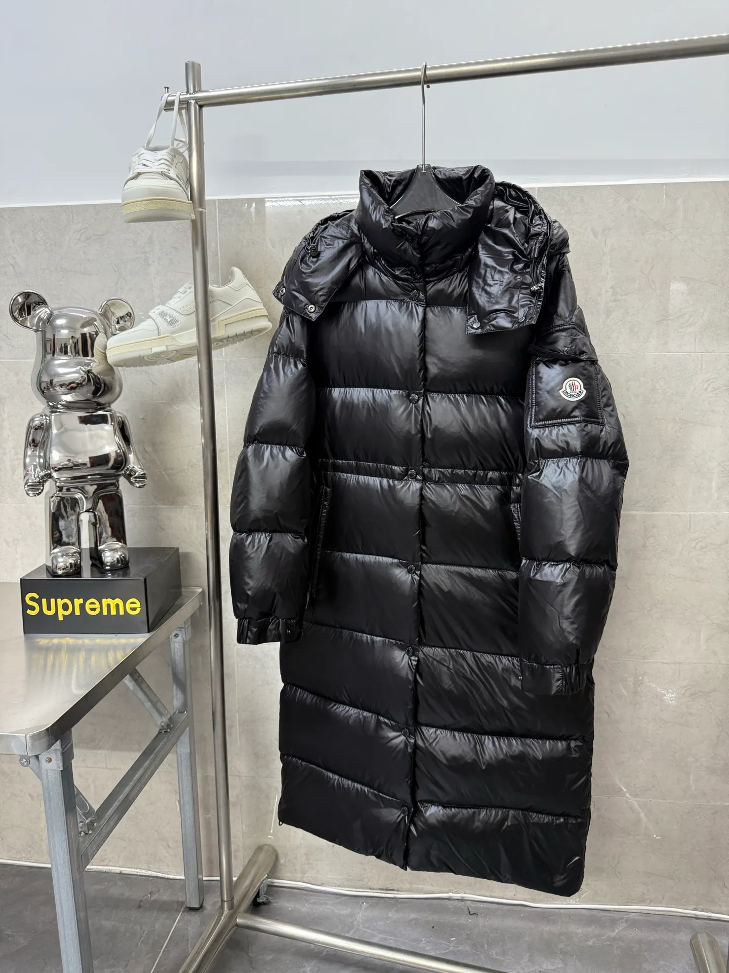 P920 Moncler maire Maya winter new women's long hooded down jacket Cavettaz long down jacket inherits the series and has a neat graphic aesthetic. It has a shape and rectangular quilting and is made of lacquered nylon. It is thick and has high fluffiness. You will feel surrounded by warmth when you put it on. Even if you wear one underneath in winter, you will not feel cold when wearing it. It is very comfortable to wear and there will be no unnecessary weight-bearing feeling at all. This thickness and this version are the most practical and it is also a good-looking style for everyone. Color: black White Size: 12345