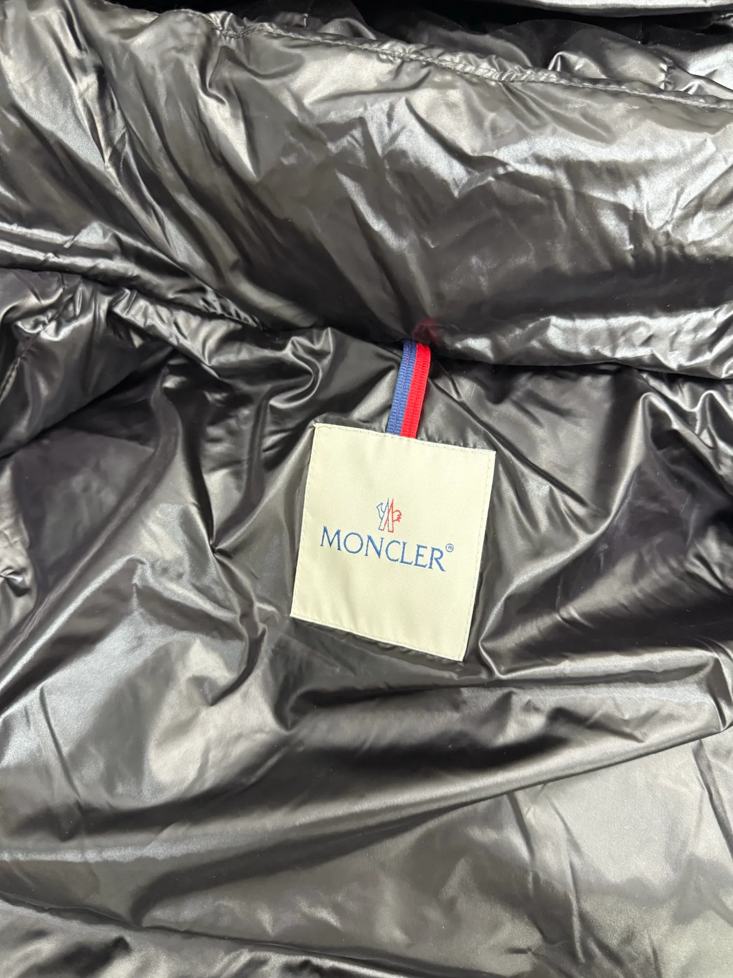 P920 Moncler maire Maya winter new women's long hooded down jacket Cavettaz long down jacket inherits the series and has a neat graphic aesthetic. It has a shape and rectangular quilting and is made of lacquered nylon. It is thick and has high fluffiness. You will feel surrounded by warmth when you put it on. Even if you wear one underneath in winter, you will not feel cold when wearing it. It is very comfortable to wear and there will be no unnecessary weight-bearing feeling at all. This thickness and this version are the most practical and it is also a good-looking style for everyone. Color: black White Size: 12345