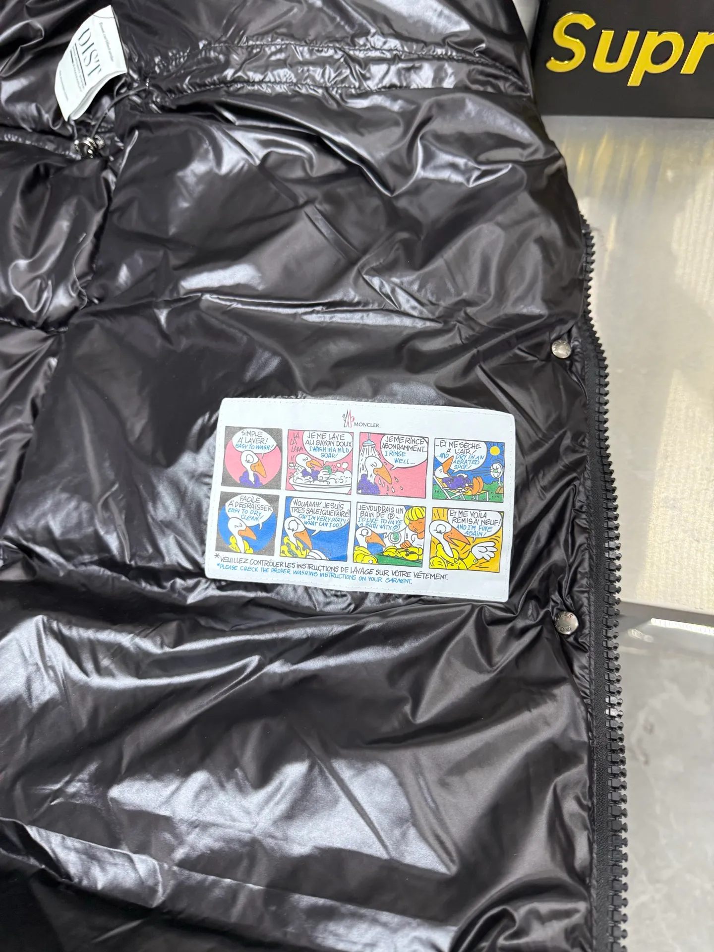 P920 Moncler maire Maya winter new women's long hooded down jacket Cavettaz long down jacket inherits the series and has a neat graphic aesthetic. It has a shape and rectangular quilting and is made of lacquered nylon. It is thick and has high fluffiness. You will feel surrounded by warmth when you put it on. Even if you wear one underneath in winter, you will not feel cold when wearing it. It is very comfortable to wear and there will be no unnecessary weight-bearing feeling at all. This thickness and this version are the most practical and it is also a good-looking style for everyone. Color: black White Size: 12345