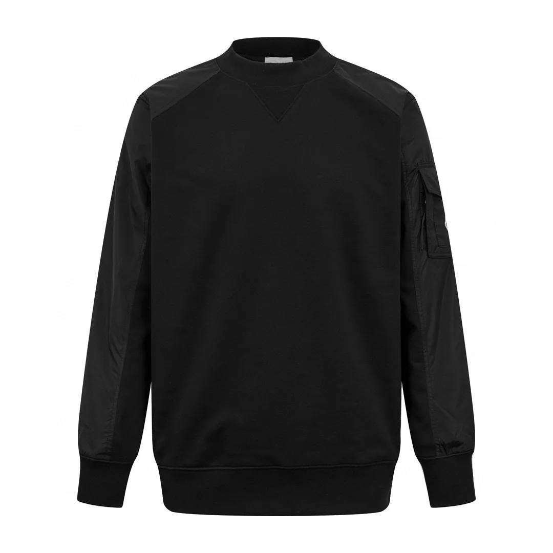 P380 Exclusive supply] Moncler logo pocket nylon splicing crew neck sweatshirt. Original purchase and development of 6,750 yuan. The fabric is made of customized soft velvet cotton blend warm core material and tough nylon high-density woven material. It is smooth, delicate and comfortable to the skin. It is based on a deep black curtain. A triangular world is quietly painted on the chest. The iconic Moncler logo embroidery logo decorates the sleeves. The nylon fabric is embellished with the square silhouette. Cross-field aesthetic grafting The exquisite small pocket design reveals a flexible and relaxed beauty, deconstructing the attitude of the modern gentleman and showing his taste in silent places. Needle and shuttle stitching technology can make full use of the respective advantages of knitted fabrics and woven fabrics. By choosing the appropriate sewing process and stitches, it can ensure that the splicing parts are strong and beautiful. Template machine bag opening The preset template guides the position, shape and size of the bag opening. The accuracy ensures the quality of the bag opening effect. The fabrics have been washed to give them a better feel and texture. They are not easy to deform, shrink or fade, and maintain their long-lasting beauty. Size:S-M-L-XL