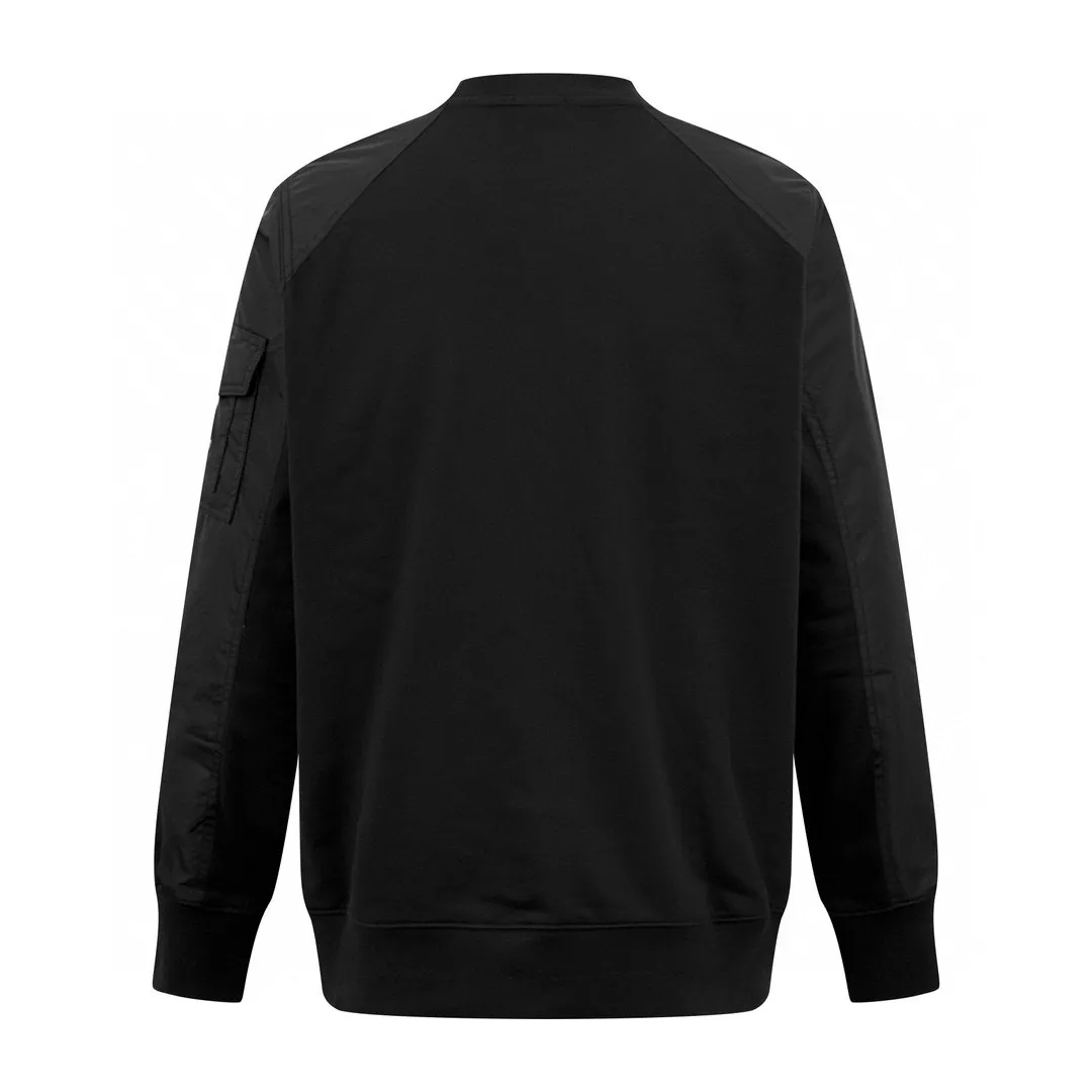 P380 Exclusive supply] Moncler logo pocket nylon splicing crew neck sweatshirt. Original purchase and development of 6,750 yuan. The fabric is made of customized soft velvet cotton blend warm core material and tough nylon high-density woven material. It is smooth, delicate and comfortable to the skin. It is based on a deep black curtain. A triangular world is quietly painted on the chest. The iconic Moncler logo embroidery logo decorates the sleeves. The nylon fabric is embellished with the square silhouette. Cross-field aesthetic grafting The exquisite small pocket design reveals a flexible and relaxed beauty, deconstructing the attitude of the modern gentleman and showing his taste in silent places. Needle and shuttle stitching technology can make full use of the respective advantages of knitted fabrics and woven fabrics. By choosing the appropriate sewing process and stitches, it can ensure that the splicing parts are strong and beautiful. Template machine bag opening The preset template guides the position, shape and size of the bag opening. The accuracy ensures the quality of the bag opening effect. The fabrics have been washed to give them a better feel and texture. They are not easy to deform, shrink or fade, and maintain their long-lasting beauty. Size:S-M-L-XL