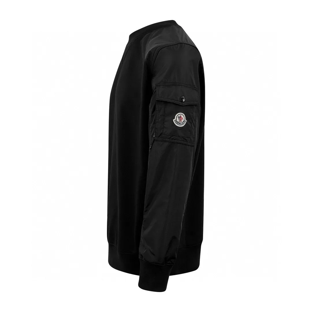 P380 Exclusive supply] Moncler logo pocket nylon splicing crew neck sweatshirt. Original purchase and development of 6,750 yuan. The fabric is made of customized soft velvet cotton blend warm core material and tough nylon high-density woven material. It is smooth, delicate and comfortable to the skin. It is based on a deep black curtain. A triangular world is quietly painted on the chest. The iconic Moncler logo embroidery logo decorates the sleeves. The nylon fabric is embellished with the square silhouette. Cross-field aesthetic grafting The exquisite small pocket design reveals a flexible and relaxed beauty, deconstructing the attitude of the modern gentleman and showing his taste in silent places. Needle and shuttle stitching technology can make full use of the respective advantages of knitted fabrics and woven fabrics. By choosing the appropriate sewing process and stitches, it can ensure that the splicing parts are strong and beautiful. Template machine bag opening The preset template guides the position, shape and size of the bag opening. The accuracy ensures the quality of the bag opening effect. The fabrics have been washed to give them a better feel and texture. They are not easy to deform, shrink or fade, and maintain their long-lasting beauty. Size:S-M-L-XL