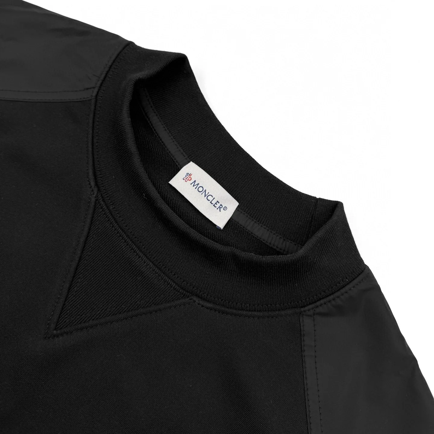 P380 Exclusive supply] Moncler logo pocket nylon splicing crew neck sweatshirt. Original purchase and development of 6,750 yuan. The fabric is made of customized soft velvet cotton blend warm core material and tough nylon high-density woven material. It is smooth, delicate and comfortable to the skin. It is based on a deep black curtain. A triangular world is quietly painted on the chest. The iconic Moncler logo embroidery logo decorates the sleeves. The nylon fabric is embellished with the square silhouette. Cross-field aesthetic grafting The exquisite small pocket design reveals a flexible and relaxed beauty, deconstructing the attitude of the modern gentleman and showing his taste in silent places. Needle and shuttle stitching technology can make full use of the respective advantages of knitted fabrics and woven fabrics. By choosing the appropriate sewing process and stitches, it can ensure that the splicing parts are strong and beautiful. Template machine bag opening The preset template guides the position, shape and size of the bag opening. The accuracy ensures the quality of the bag opening effect. The fabrics have been washed to give them a better feel and texture. They are not easy to deform, shrink or fade, and maintain their long-lasting beauty. Size:S-M-L-XL