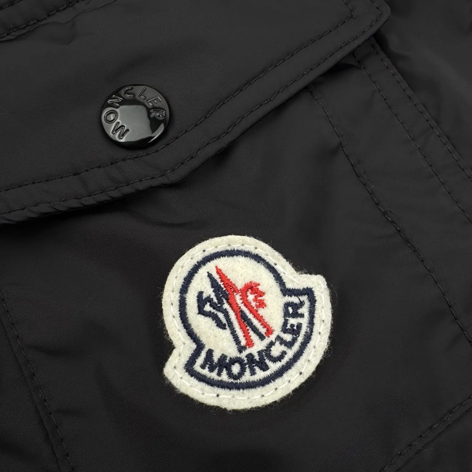 P380 Exclusive supply] Moncler logo pocket nylon splicing crew neck sweatshirt. Original purchase and development of 6,750 yuan. The fabric is made of customized soft velvet cotton blend warm core material and tough nylon high-density woven material. It is smooth, delicate and comfortable to the skin. It is based on a deep black curtain. A triangular world is quietly painted on the chest. The iconic Moncler logo embroidery logo decorates the sleeves. The nylon fabric is embellished with the square silhouette. Cross-field aesthetic grafting The exquisite small pocket design reveals a flexible and relaxed beauty, deconstructing the attitude of the modern gentleman and showing his taste in silent places. Needle and shuttle stitching technology can make full use of the respective advantages of knitted fabrics and woven fabrics. By choosing the appropriate sewing process and stitches, it can ensure that the splicing parts are strong and beautiful. Template machine bag opening The preset template guides the position, shape and size of the bag opening. The accuracy ensures the quality of the bag opening effect. The fabrics have been washed to give them a better feel and texture. They are not easy to deform, shrink or fade, and maintain their long-lasting beauty. Size:S-M-L-XL