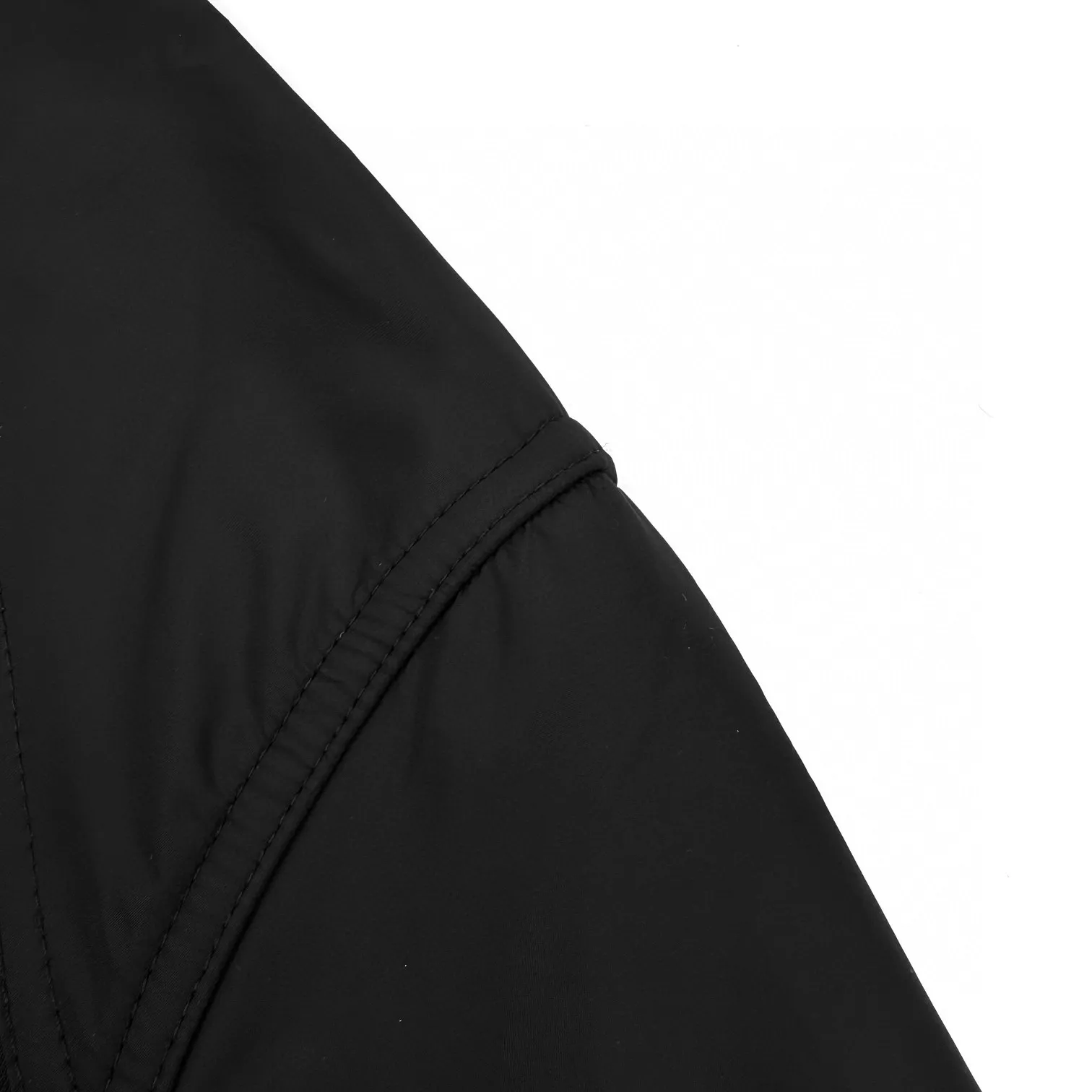 P380 Exclusive supply] Moncler logo pocket nylon splicing crew neck sweatshirt. Original purchase and development of 6,750 yuan. The fabric is made of customized soft velvet cotton blend warm core material and tough nylon high-density woven material. It is smooth, delicate and comfortable to the skin. It is based on a deep black curtain. A triangular world is quietly painted on the chest. The iconic Moncler logo embroidery logo decorates the sleeves. The nylon fabric is embellished with the square silhouette. Cross-field aesthetic grafting The exquisite small pocket design reveals a flexible and relaxed beauty, deconstructing the attitude of the modern gentleman and showing his taste in silent places. Needle and shuttle stitching technology can make full use of the respective advantages of knitted fabrics and woven fabrics. By choosing the appropriate sewing process and stitches, it can ensure that the splicing parts are strong and beautiful. Template machine bag opening The preset template guides the position, shape and size of the bag opening. The accuracy ensures the quality of the bag opening effect. The fabrics have been washed to give them a better feel and texture. They are not easy to deform, shrink or fade, and maintain their long-lasting beauty. Size:S-M-L-XL