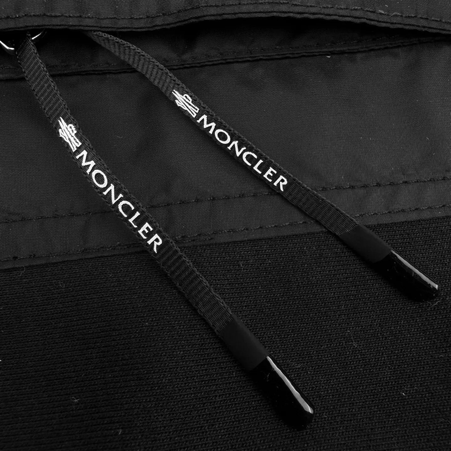 P380 Exclusive supply] Moncler logo pocket nylon splicing crew neck sweatshirt. Original purchase and development of 6,750 yuan. The fabric is made of customized soft velvet cotton blend warm core material and tough nylon high-density woven material. It is smooth, delicate and comfortable to the skin. It is based on a deep black curtain. A triangular world is quietly painted on the chest. The iconic Moncler logo embroidery logo decorates the sleeves. The nylon fabric is embellished with the square silhouette. Cross-field aesthetic grafting The exquisite small pocket design reveals a flexible and relaxed beauty, deconstructing the attitude of the modern gentleman and showing his taste in silent places. Needle and shuttle stitching technology can make full use of the respective advantages of knitted fabrics and woven fabrics. By choosing the appropriate sewing process and stitches, it can ensure that the splicing parts are strong and beautiful. Template machine bag opening The preset template guides the position, shape and size of the bag opening. The accuracy ensures the quality of the bag opening effect. The fabrics have been washed to give them a better feel and texture. They are not easy to deform, shrink or fade, and maintain their long-lasting beauty. Size:S-M-L-XL