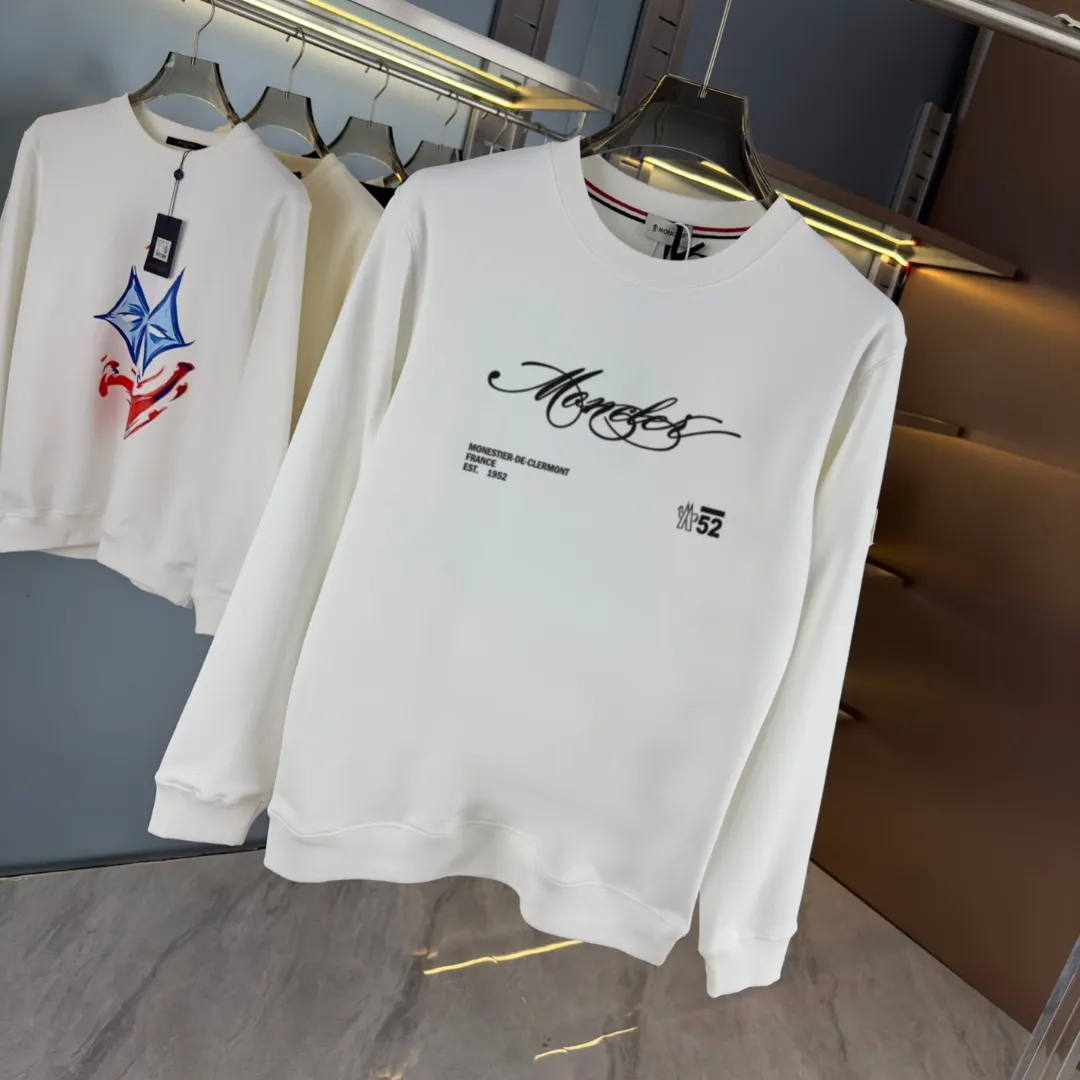 P210 high version sweatshirt) 📦With exclusive packaging📦 [Long-term ready stock] Upgraded version "Mobile phone smart sensor ~ NFC chip armband ~ Directly to the official website for anti-counterfeiting" 〖 𝐌𝐎𝐍𝐂𝐋𝐄𝐑 ~ Mouth covering〗 2025 new high quality, using 450 grams of heavyweight fabric Different from the market currency, you can mix and match everything at will and you will be handsome😎The whole clothes is made of double waistcoats. The double waistcoats make the whole dress more three-dimensional. It is not an ordinary factory that can do such fine work. 2025 autumn and winter new style, on sale at the counter, exquisite printed round neck terry sweatshirt. High-end double-ply cotton. Customized stretch ribs are dyed in the same vat. Three standards are complete. It is matched with digital printing patterns and is very breathable. Same style for men and women. Color: black, white, apricot. Size: S M L XL 2XL