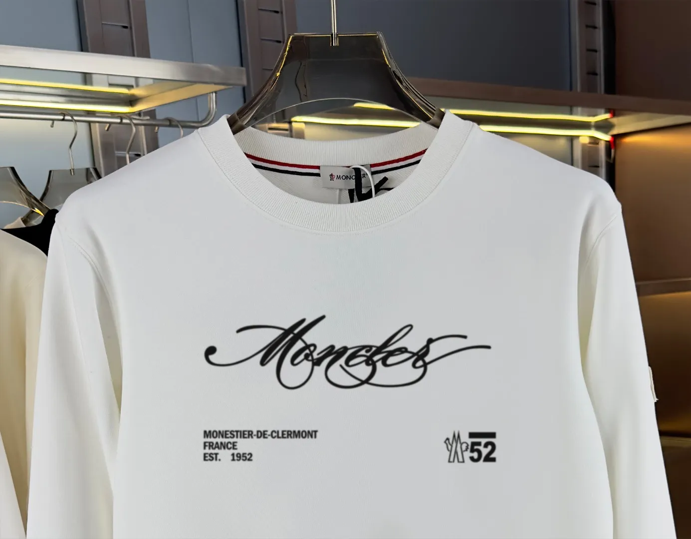 P210 high version sweatshirt) 📦With exclusive packaging📦 [Long-term ready stock] Upgraded version "Mobile phone smart sensor ~ NFC chip armband ~ Directly to the official website for anti-counterfeiting" 〖 𝐌𝐎𝐍𝐂𝐋𝐄𝐑 ~ Mouth covering〗 2025 new high quality, using 450 grams of heavyweight fabric Different from the market currency, you can mix and match everything at will and you will be handsome😎The whole clothes is made of double waistcoats. The double waistcoats make the whole dress more three-dimensional. It is not an ordinary factory that can do such fine work. 2025 autumn and winter new style, on sale at the counter, exquisite printed round neck terry sweatshirt. High-end double-ply cotton. Customized stretch ribs are dyed in the same vat. Three standards are complete. It is matched with digital printing patterns and is very breathable. Same style for men and women. Color: black, white, apricot. Size: S M L XL 2XL