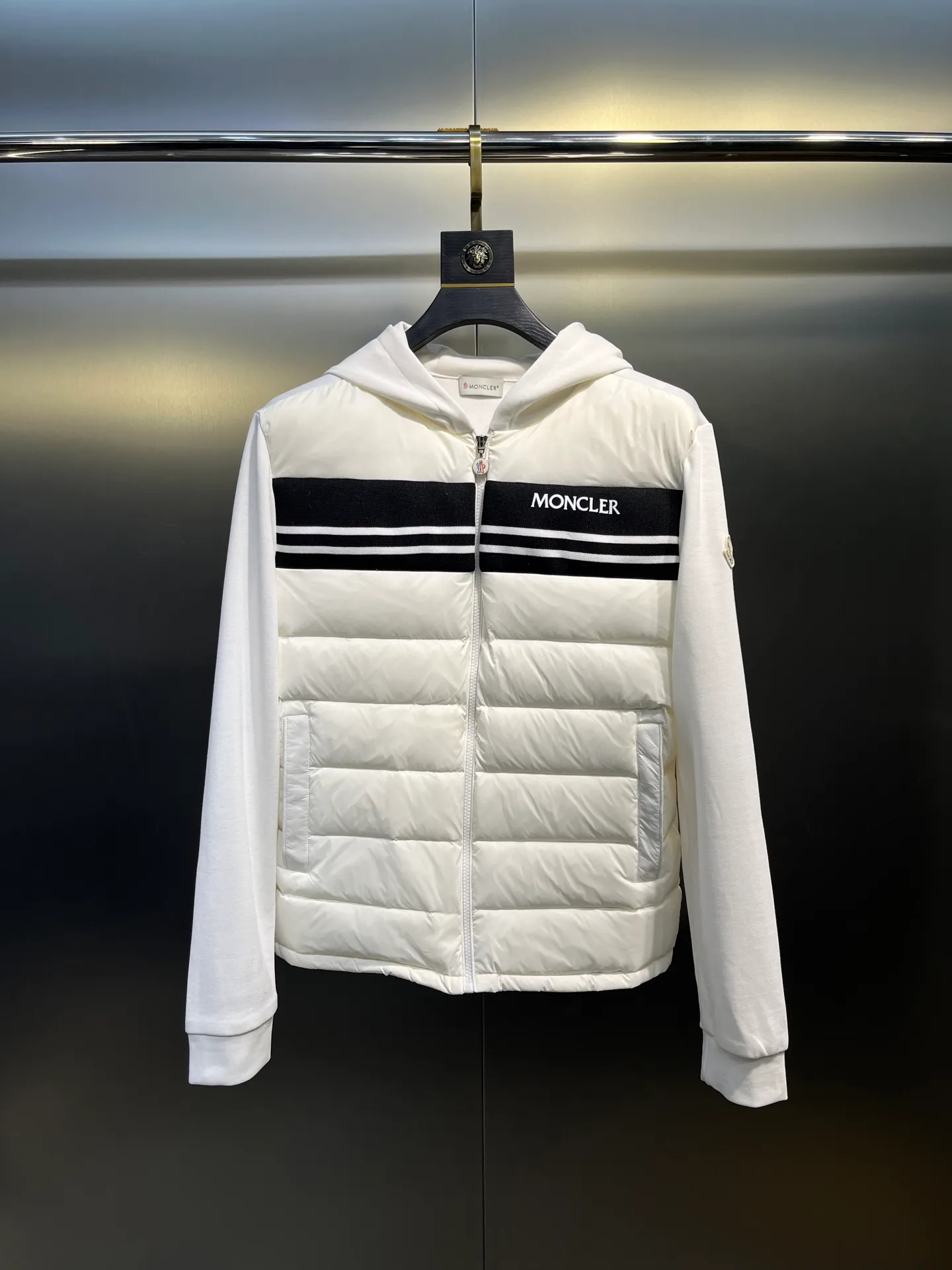 P700 moncler 🌟Mongolian knitted splicing down jacket 2025 autumn and winter new model Original customized hardware accessories are all imported Original customization Welcome to compare Absolutely high quality Made of top 95 white duck down Super soft Filled with fluffy and full feathers Super heavy workmanship Fabric workmanship and perfect version Note that the fabric is super comfortable Exclusive model Non-market goods Same style for men and women Size: m-xxl