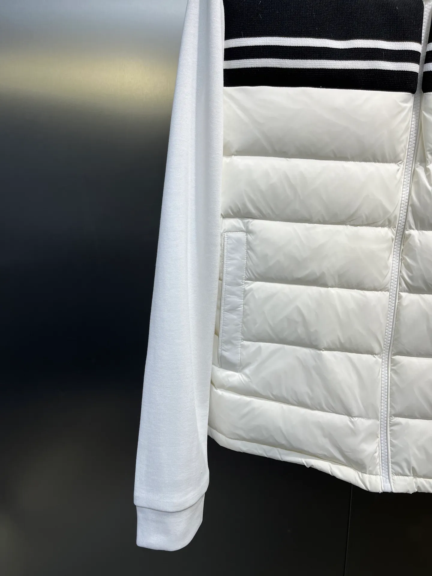 P700 moncler 🌟Mongolian knitted splicing down jacket 2025 autumn and winter new model Original customized hardware accessories are all imported Original customization Welcome to compare Absolutely high quality Made of top 95 white duck down Super soft Filled with fluffy and full feathers Super heavy workmanship Fabric workmanship and perfect version Note that the fabric is super comfortable Exclusive model Non-market goods Same style for men and women Size: m-xxl