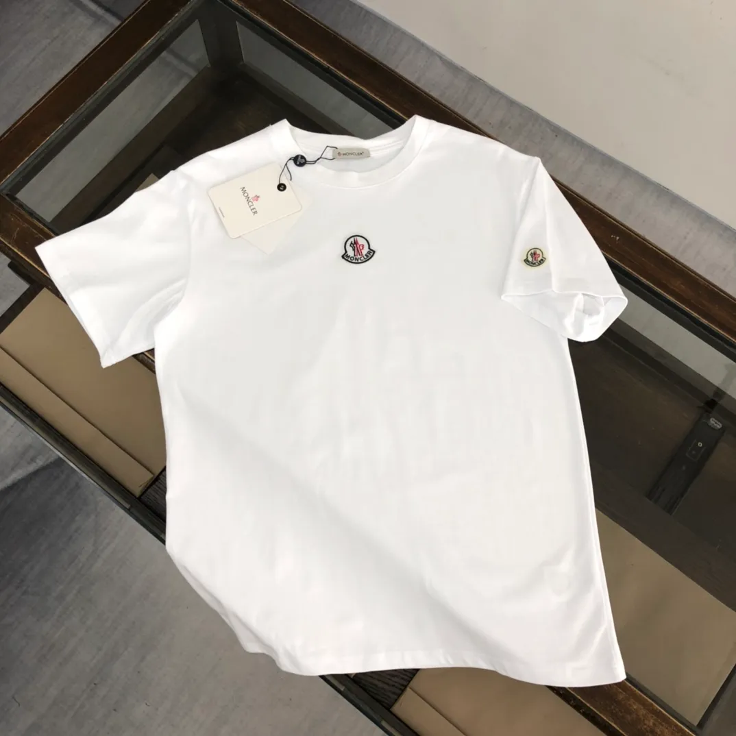 P150 Moncler/Moncler's new summer minimalist short-sleeved T-shirt. This T-shirt is the crystallization of Moncler's pure personality and functionality. It is specially designed to create a casual look. It is suitable for matching with various clothing. It is made of custom-woven high-density pure cotton fabric! Black White S-XL (larger version)