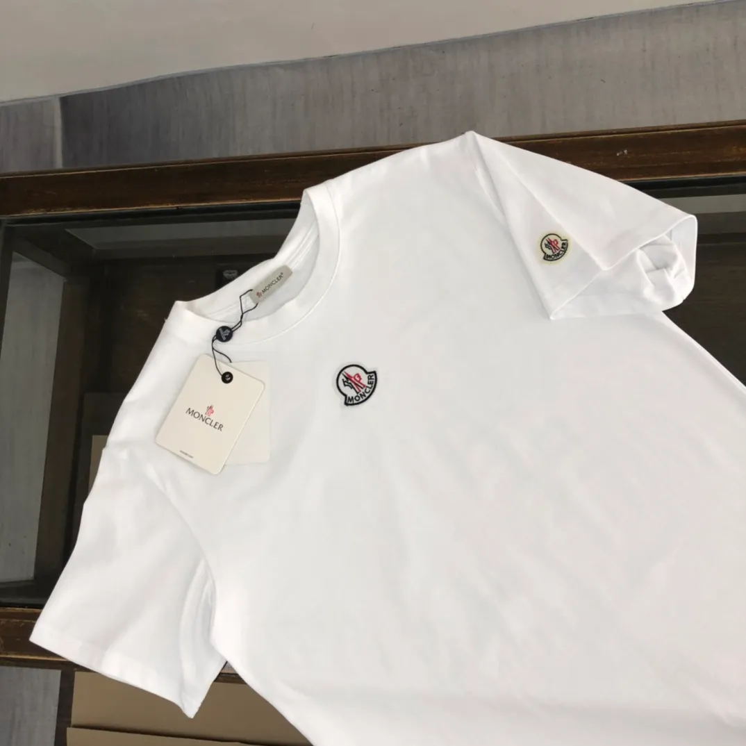 P150 Moncler/Moncler's new summer minimalist short-sleeved T-shirt. This T-shirt is the crystallization of Moncler's pure personality and functionality. It is specially designed to create a casual look. It is suitable for matching with various clothing. It is made of custom-woven high-density pure cotton fabric! Black White S-XL (larger version)