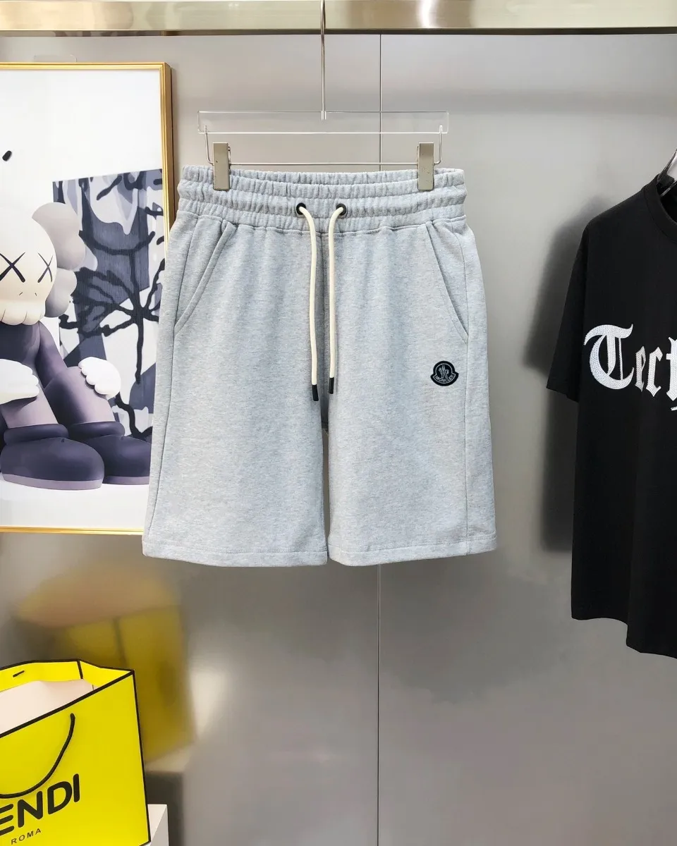 P230 Moncler 2024 new original men's casual shorts, the latest release on the official website of the counter, ✨ High-end quality, simple, fashionable and elegant ✨ Classic logo LOGO design, customized original imported 100% cotton fabric, simple and elegant, versatile style, elegant and handsome upper body, brand new sense of sight! The details are all in place, no one is picky about the upper body, and you must pay for your own money. Size: S-XL (can wear up to 185 pounds, please state your height and weight when placing an order) Black Gray